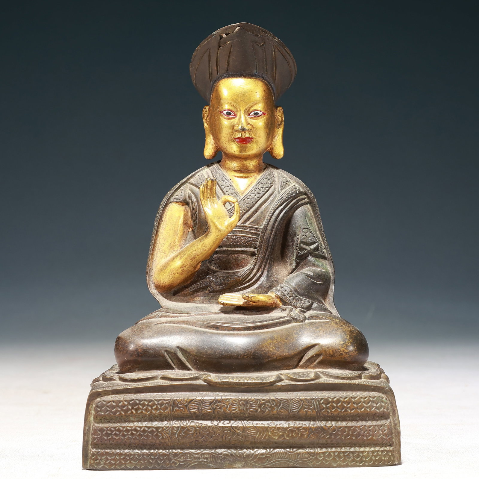 A Solemn Gilt Bronze Buddha Statue: A Solemn Gilt Bronze Buddha Statue,Qing Dynasty,China,Size:5.5inx3.9inx8.3in,Weight:1400g 铜鎏金佛像,中国清代