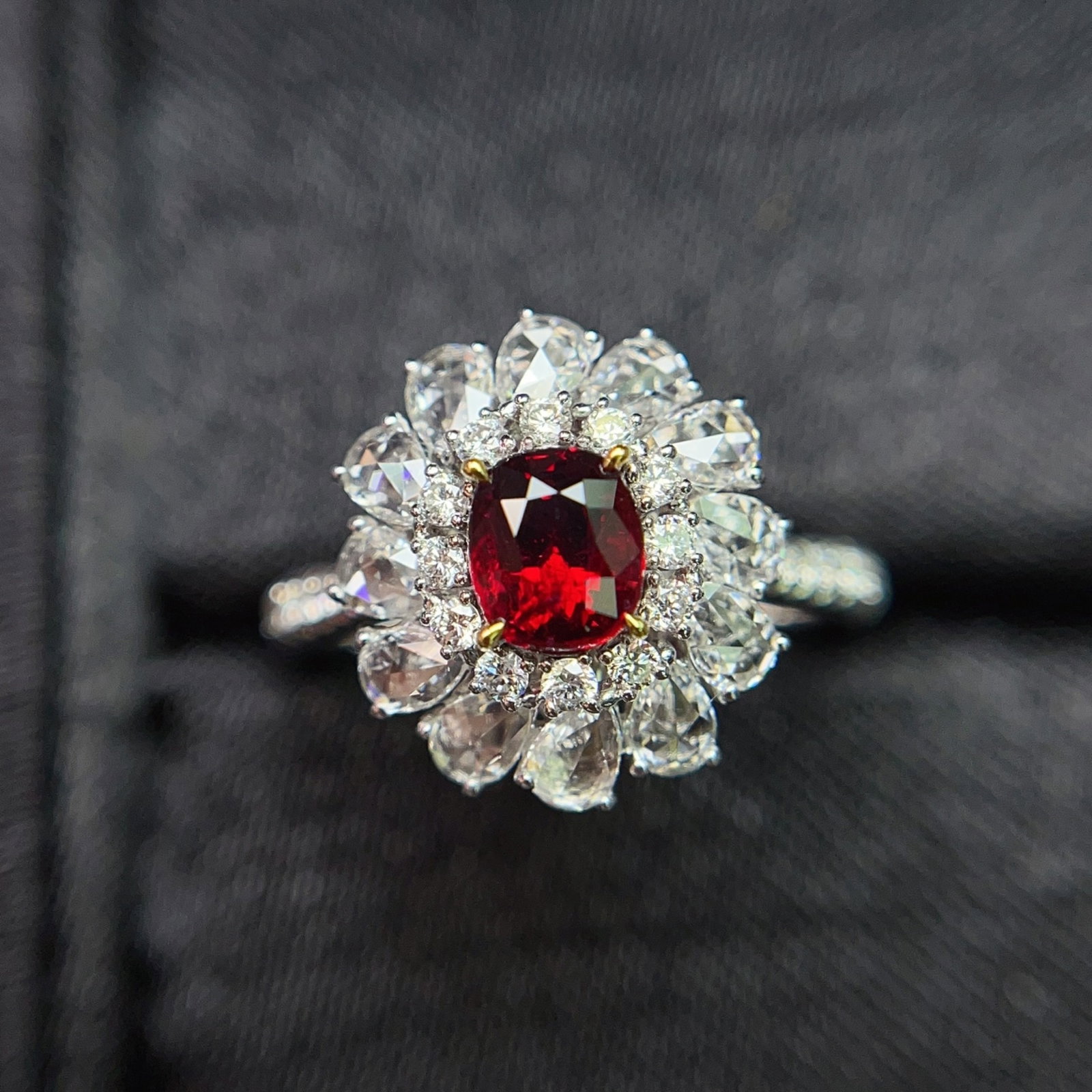 A Exquisite 18k Gold Inlaid 1.10ct Natural Ruby and 1.219ct Diamond Ring: A Exquisite 18k Gold Inlaid 1.10ct Natural Ruby and 1.219ct Diamond Ring,Total Weight:5.25g 18k金镶 1.10ct 天然红宝石和 1.219ct 钻石戒