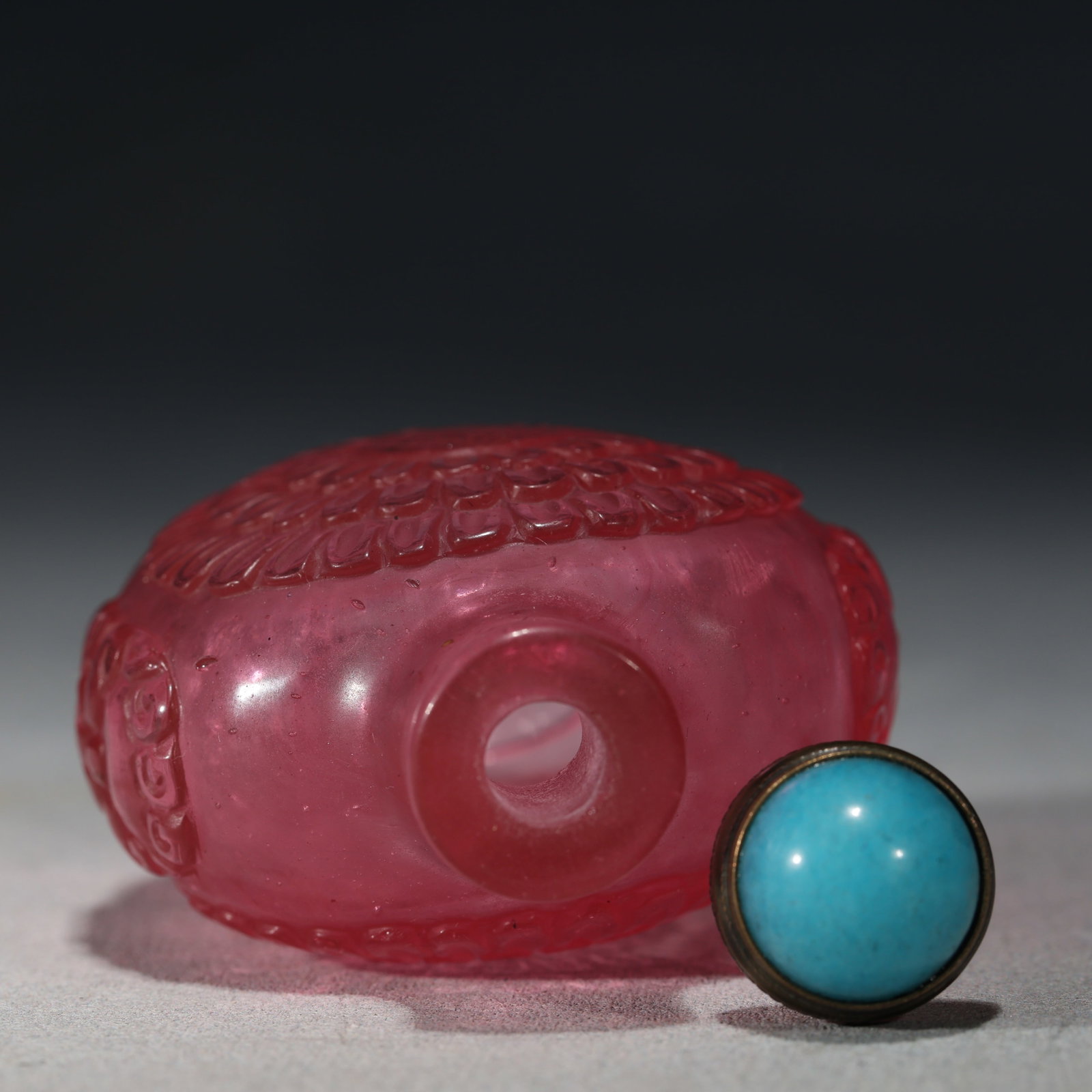 An Exquisite Pink Glass Interlocking Lotus Pattern Snuff Bottle - 4