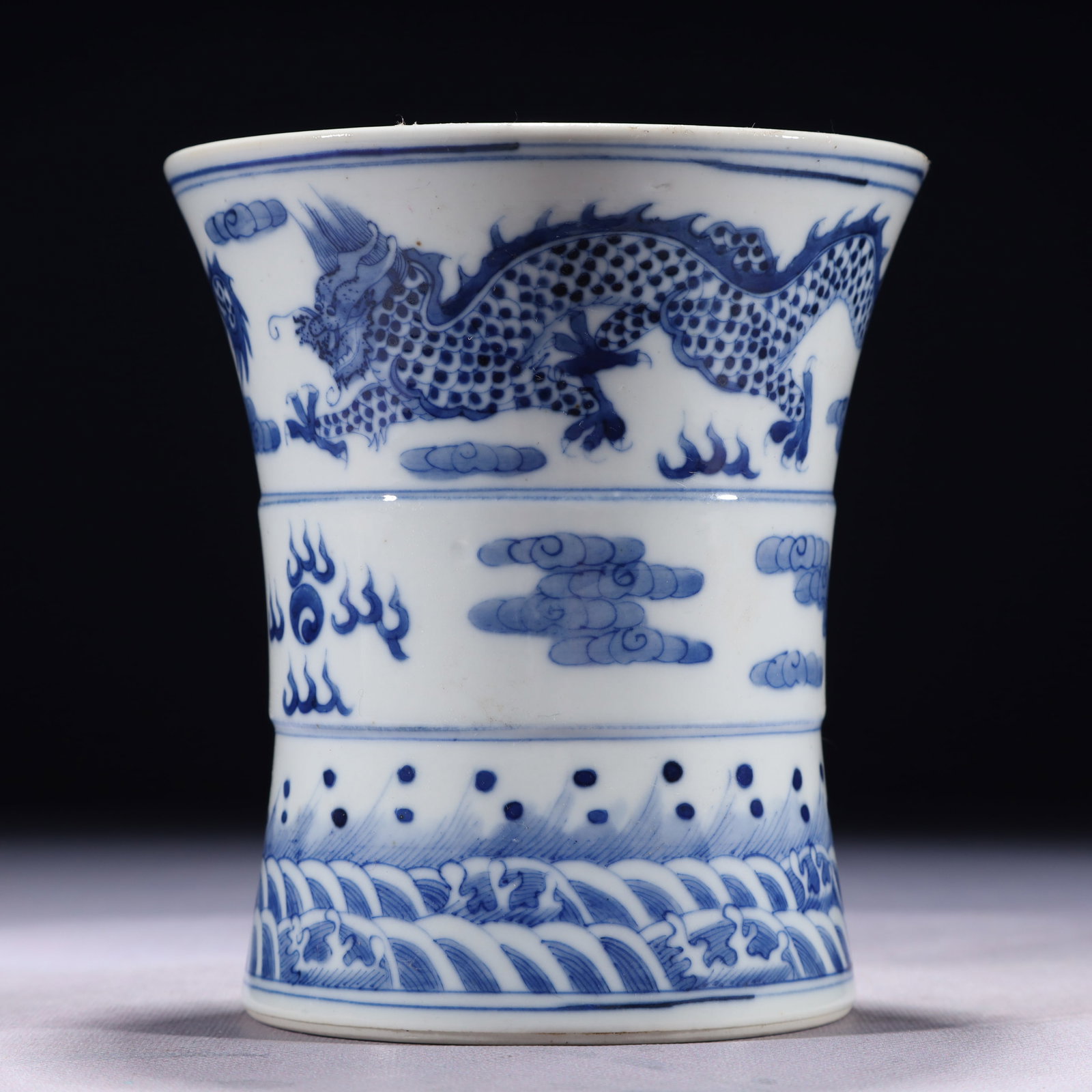 An Exquisite Blue and White Auspicious Cloud and Dragon Pattern Brush Pot: An Exquisite Blue and White Auspicious Cloud and Dragon Pattern Brush Pot,Qing Dynasty,China,Size:5.3inx6.1in,Weight:800g 青花祥云龙纹笔筒,中Þ