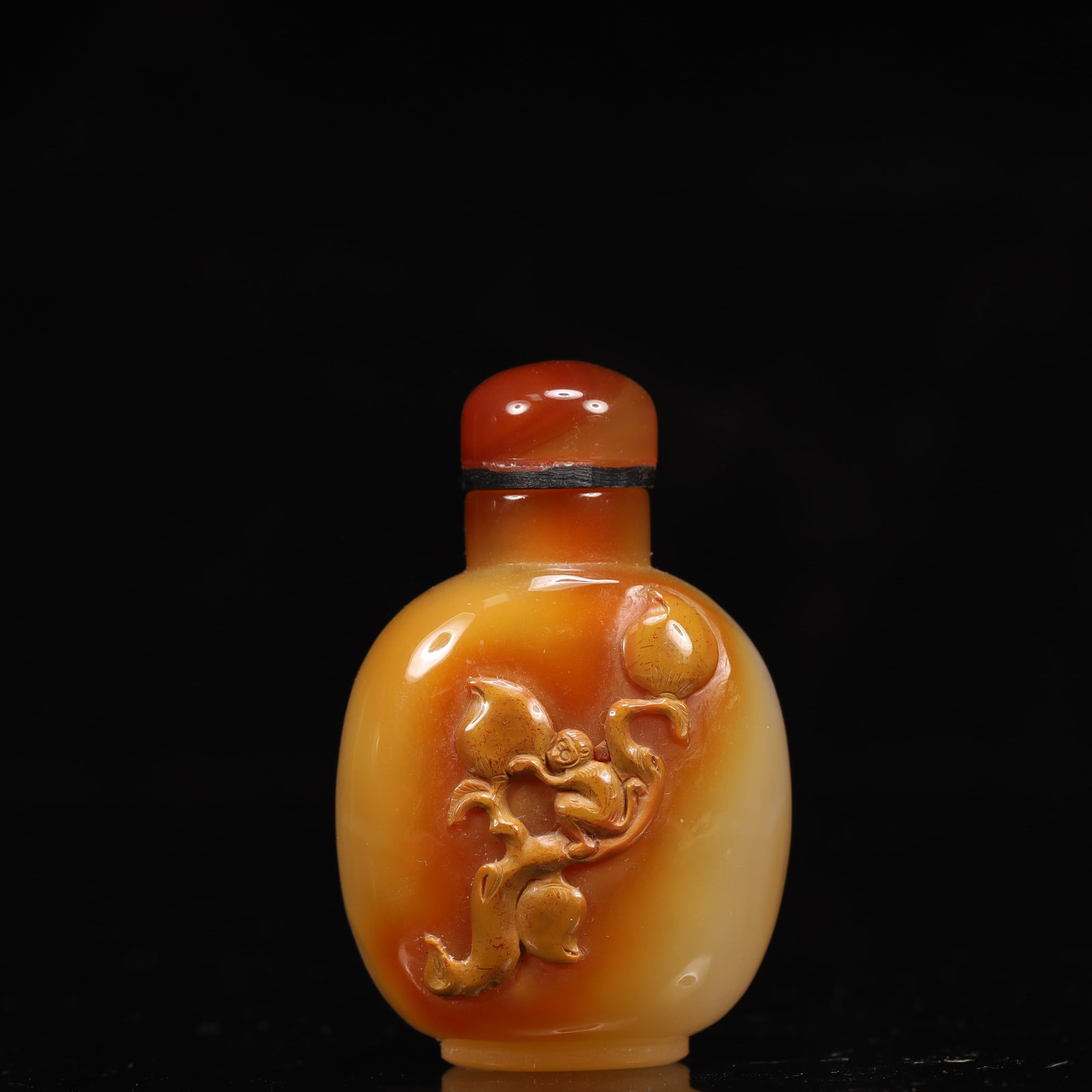 An Exquisite Agate Monkey and Peach Pattern Snuff Bottle: An Exquisite Agate Monkey and Peach Pattern Snuff Bottle,Qing Dynasty, China,Size:1.8inx1inx2.6in,Weight:52g 玛瑙猴子桃纹鼻烟壶,中国&#