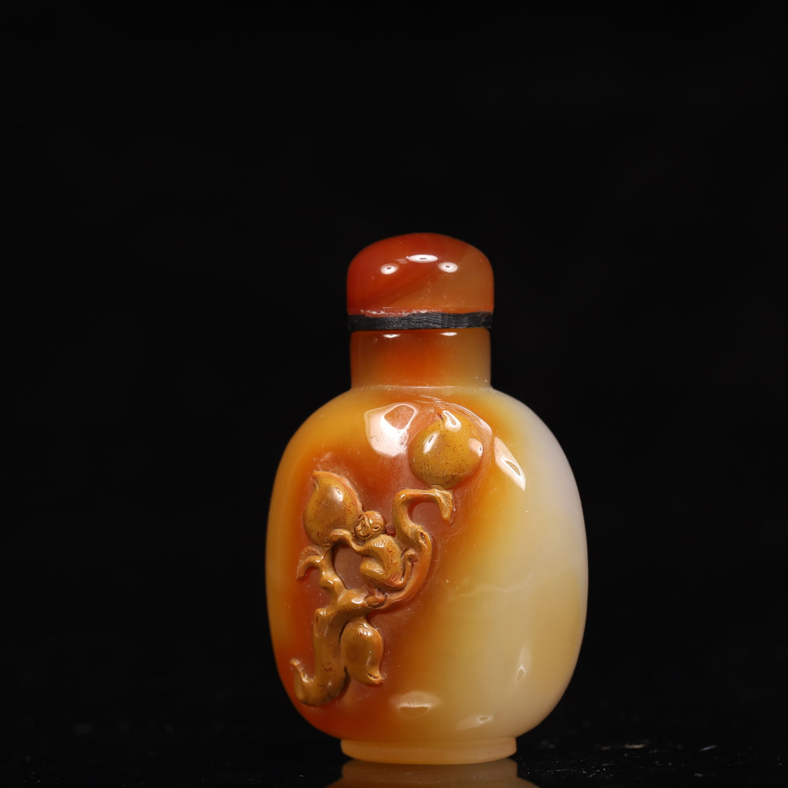 An Exquisite Agate Monkey and Peach Pattern Snuff Bottle - 2