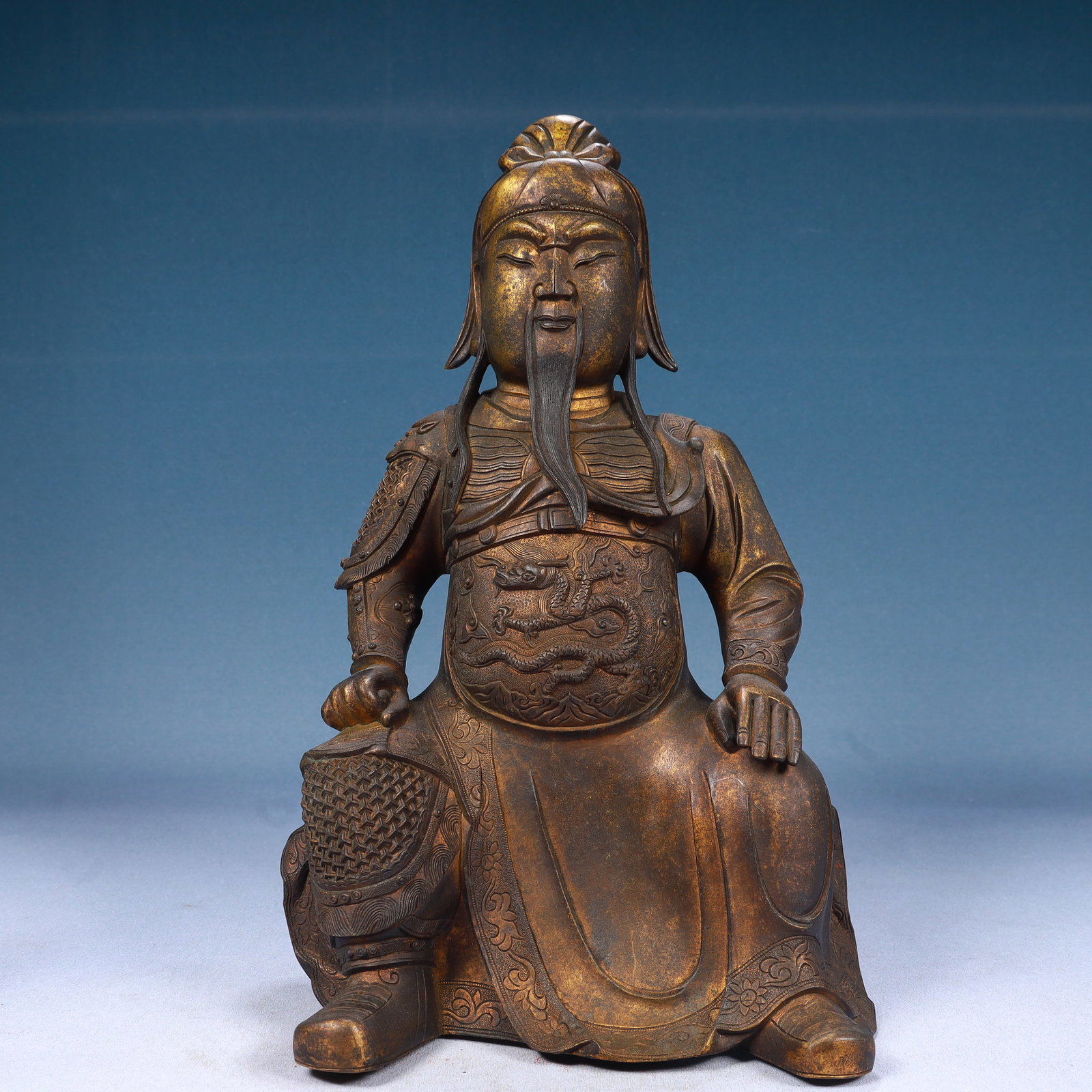 A Solemn Gilt Bronze Statue of Guangong: A Solemn Gilt Bronze Statue of Guangong,Qing Dynasty, China,Size:9.1inx6.3inx15.4in,Weight:6750g 铜鎏金关公像,中国清代