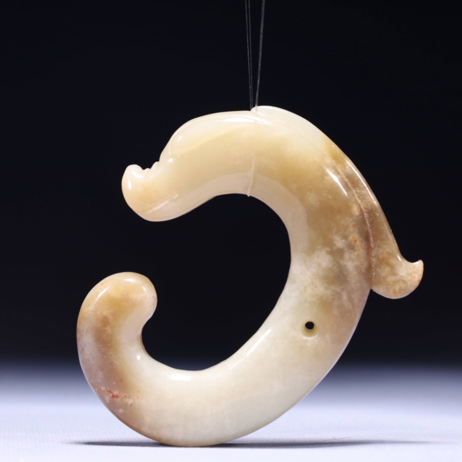 An Exquisite White Jade Dragon Ornament: An Exquisite White Jade Dragon Ornament,Qing Dynasty,China,Size:3inx0.4inx3.3in,Weight:107g 白玉龙摆件,中国清代