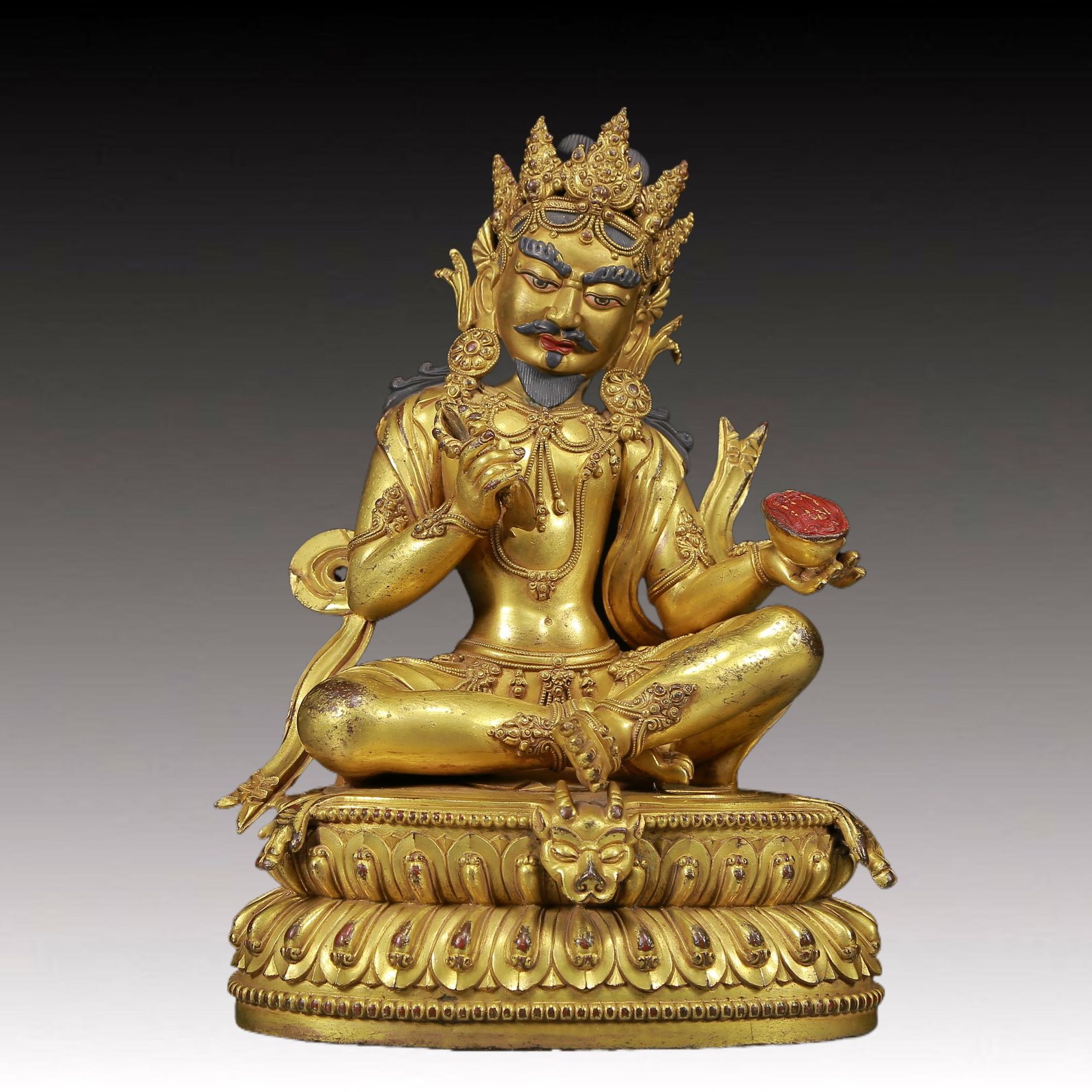 A solemn gilt bronze Vajra statue: solemn gilt-bronze Vajra statue Ming Dynasty, China. The Vajra's body is majestic and majestic, symbolizing strong will and invincible power. At the same time, his face is solemn, and his brows reveal