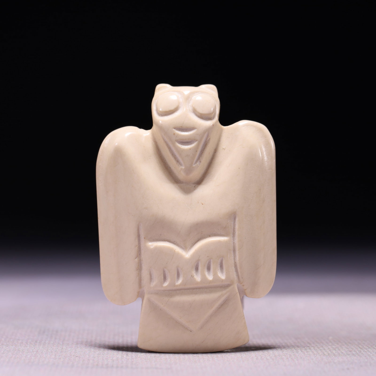 An Archaic Hongshan Culture White chicken bones Bat Ornament: An Archaic Hongshan Culture White chicken bones Bat Ornament,Ancient Time,China,Size:1.6inx0.5inx2.4in,Weight:61g 红山文化鸡骨白蝙蝠摆ߥ