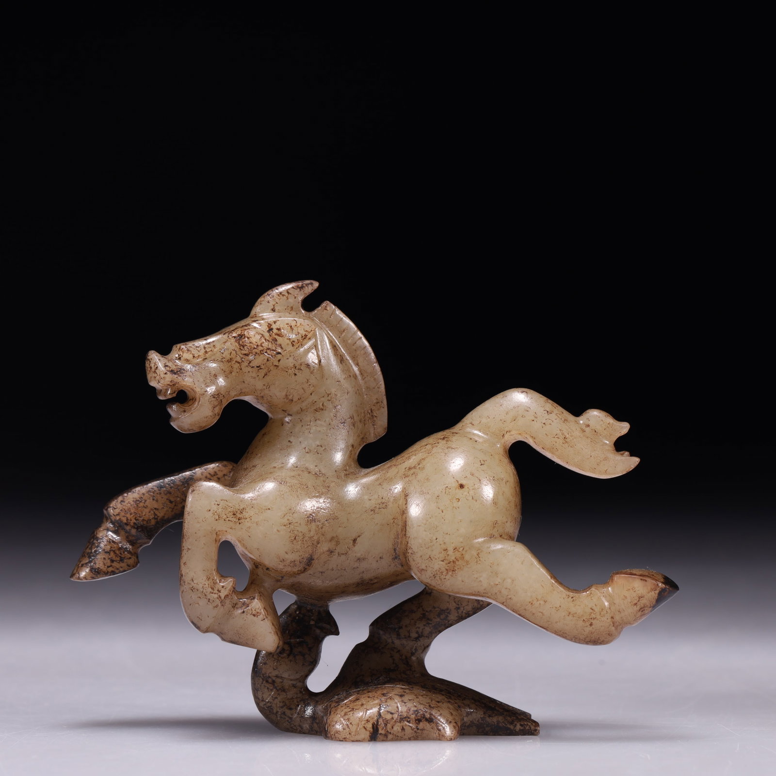 An Exquisite White Jade Horse Ornament: An Exquisite White Jade Horse Ornament,Qing Dynasty,China,Size:3.5inx1inx2.6in,Weight:80g 白玉骏马摆件,中国清代