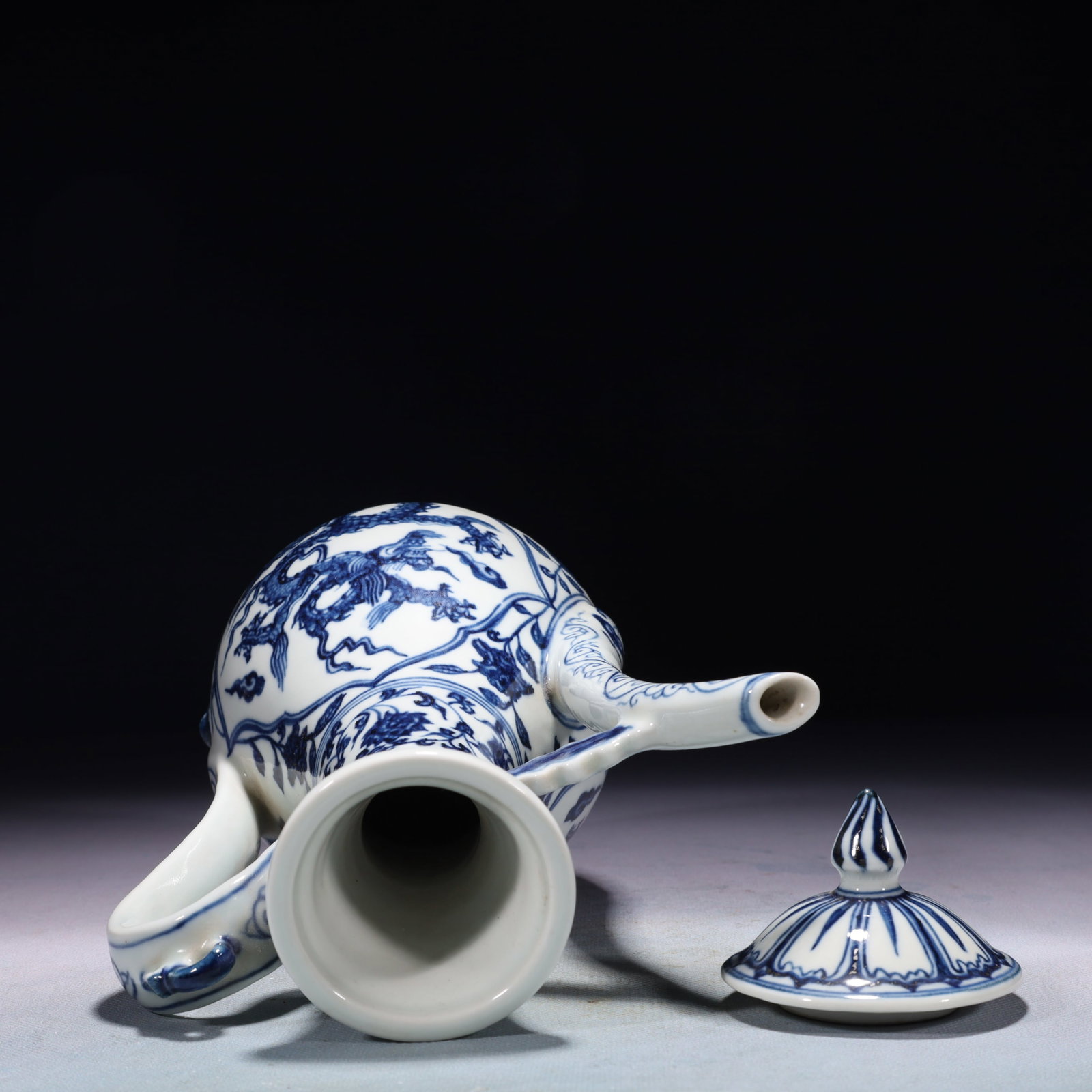 An Exquisite Blue and White Auspicious Cloud and Dragon Pattern Ewer - 13