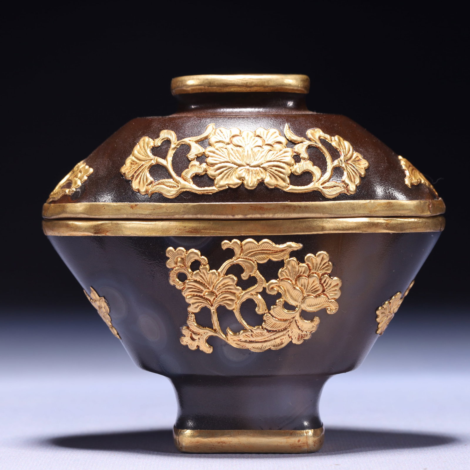 An Exquisite Agate Cover with Gold Flower Pattern Cup: An Exquisite Agate Cover with Gold Flower Pattern Cup,Qing Dynasty,China,Size:4.5inx2.6inx4.1in,Weight:293g 玛瑙包金花卉纹杯子,中国