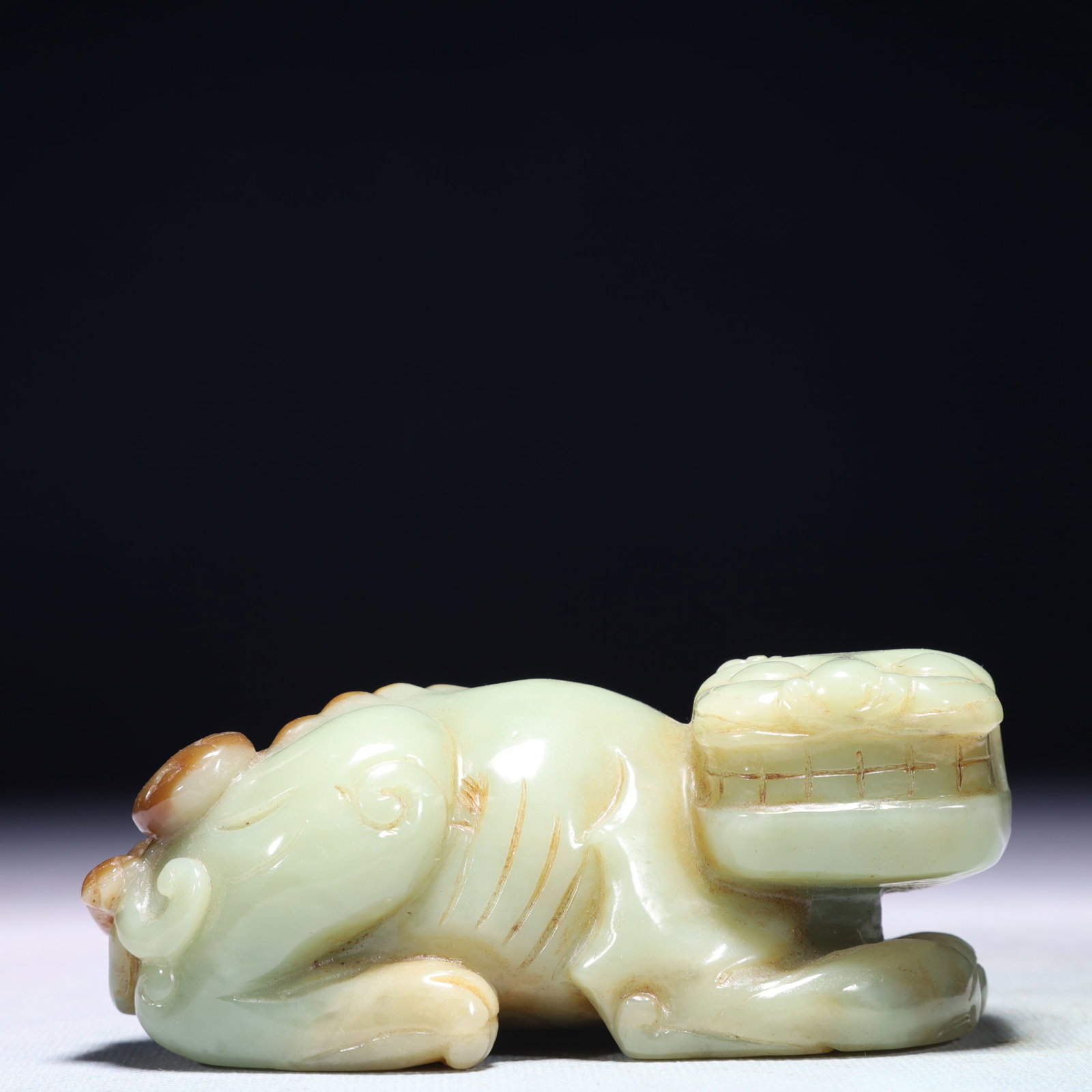 An Exquisite White Jade Beast Ornament: An Exquisite White Jade Beast Ornament,Qing Dynasty,China,Size:4.3inx2.2inx1.8in,Weight:538.2g 白玉兽摆件,中国清代