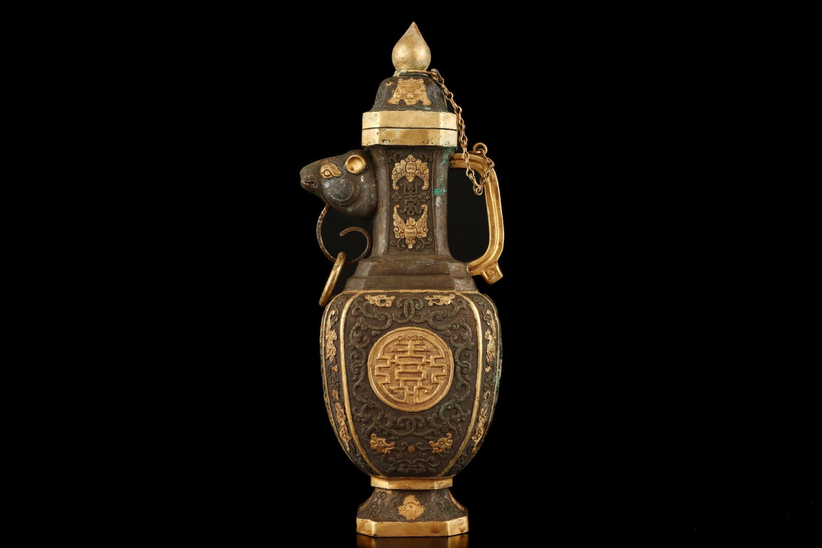 An Exquisite Gilt Bats and Peach Pattern Flagon: An Exquisite Gilt Bats and Peach Pattern Flagon,Qing Dynasty,China,Qianlong Four-character Mark,Size:9.4inx3.5in,Weight:461g 鎏金福寿纹酒壶,中国&#