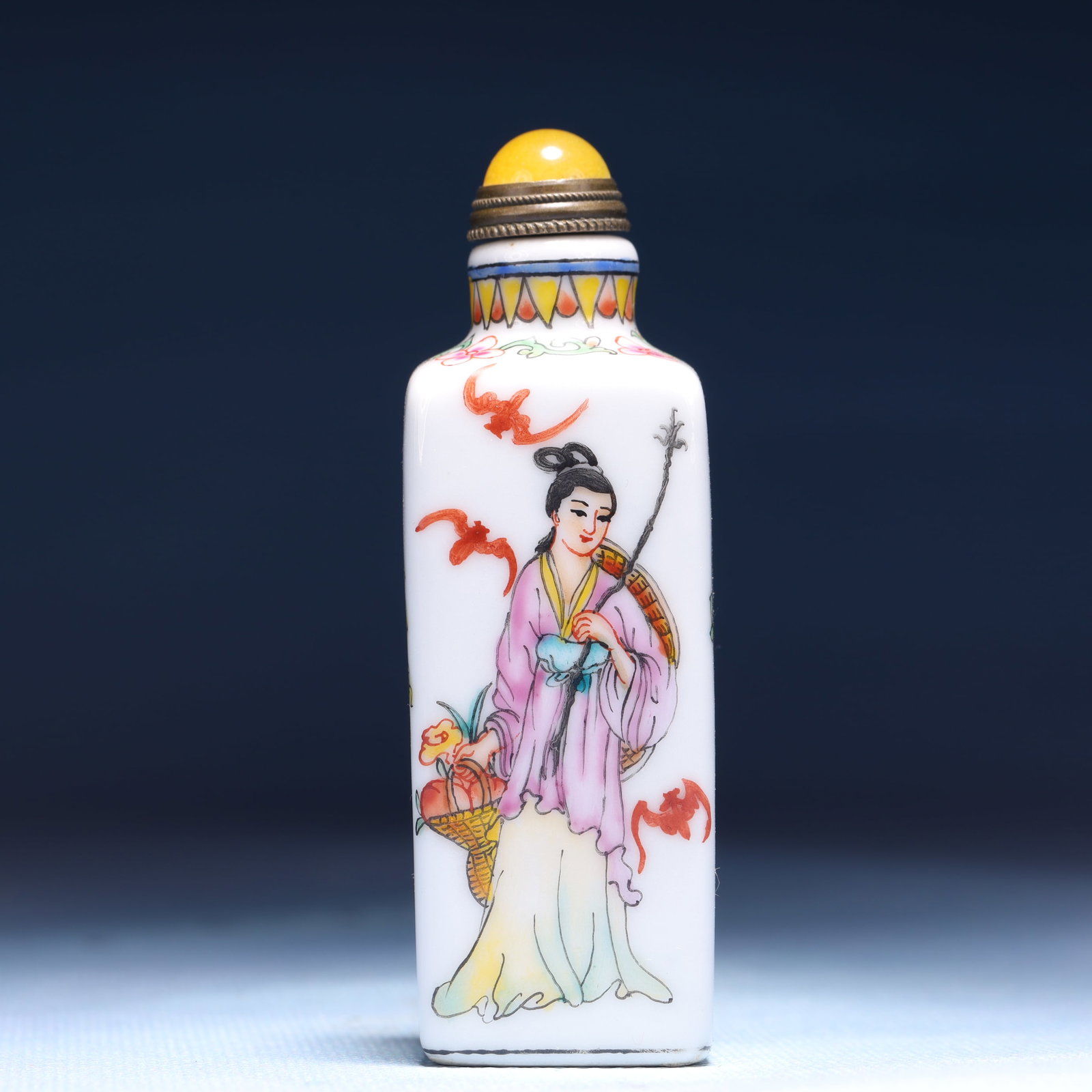 An Exquisite Famille-Rose Character and Story Pattern Snuff Bottle: An Exquisite Famille-Rose Character and Story Pattern Snuff Bottle,Qing Dynasty,China,Qianlong Four-character Mark,Size:1.2inx3.3in,Weight:48g