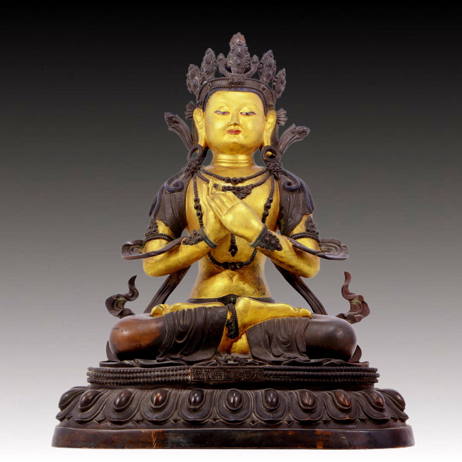 A solemn gilt bronze statue of Bodhisattva (1 of 9)