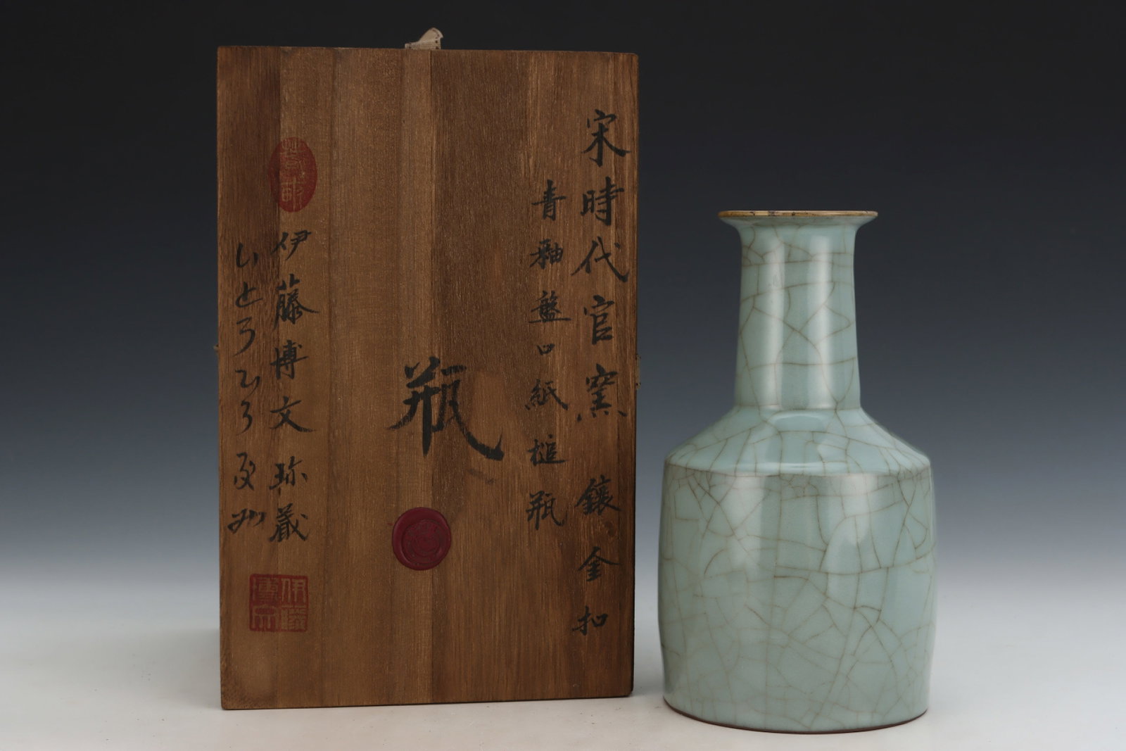An Exquisite Guan yao Celadon Glazed Painted Gold Vase,with an Imperial Poem by Emperor Qianlong: An Exquisite Guan yao Celadon Glazed Painted Gold Vase,with an Imperial Poem by Emperor Qianlong,Song Dynasty,China,Size:8.4inx4.5in 官窑青釉描金瓶,带&#