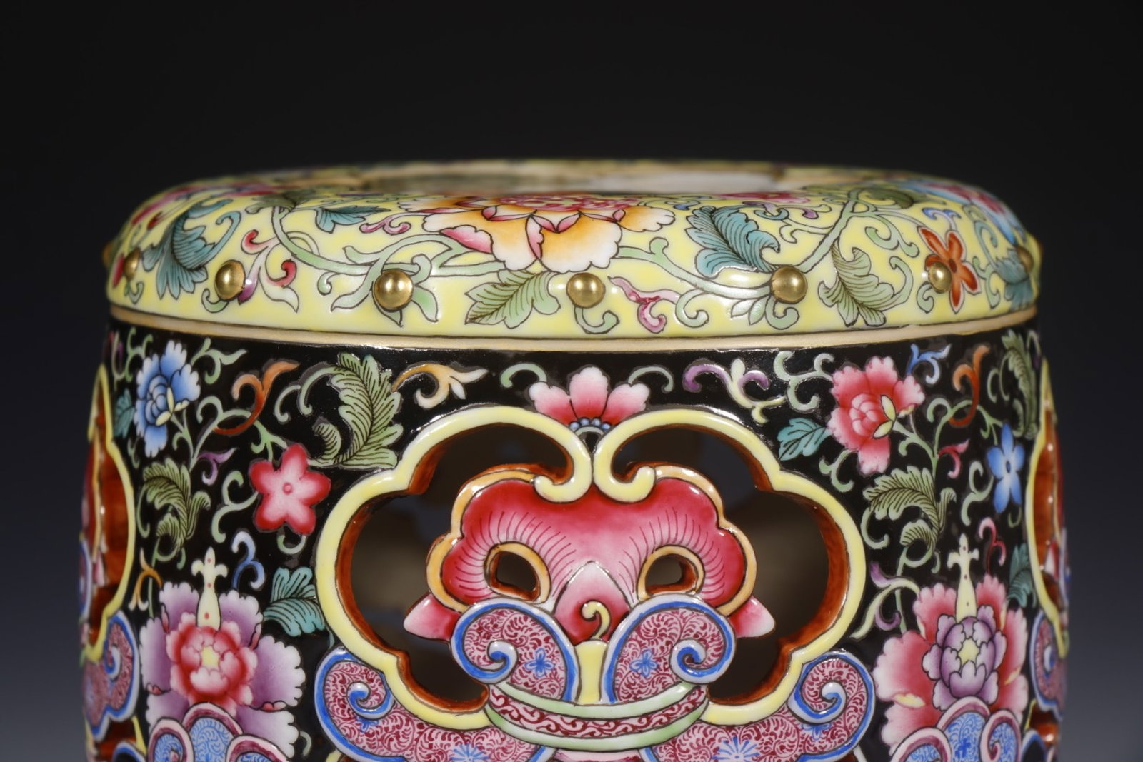 An Exquisite Enamel Lotus Pattern Stool - 2