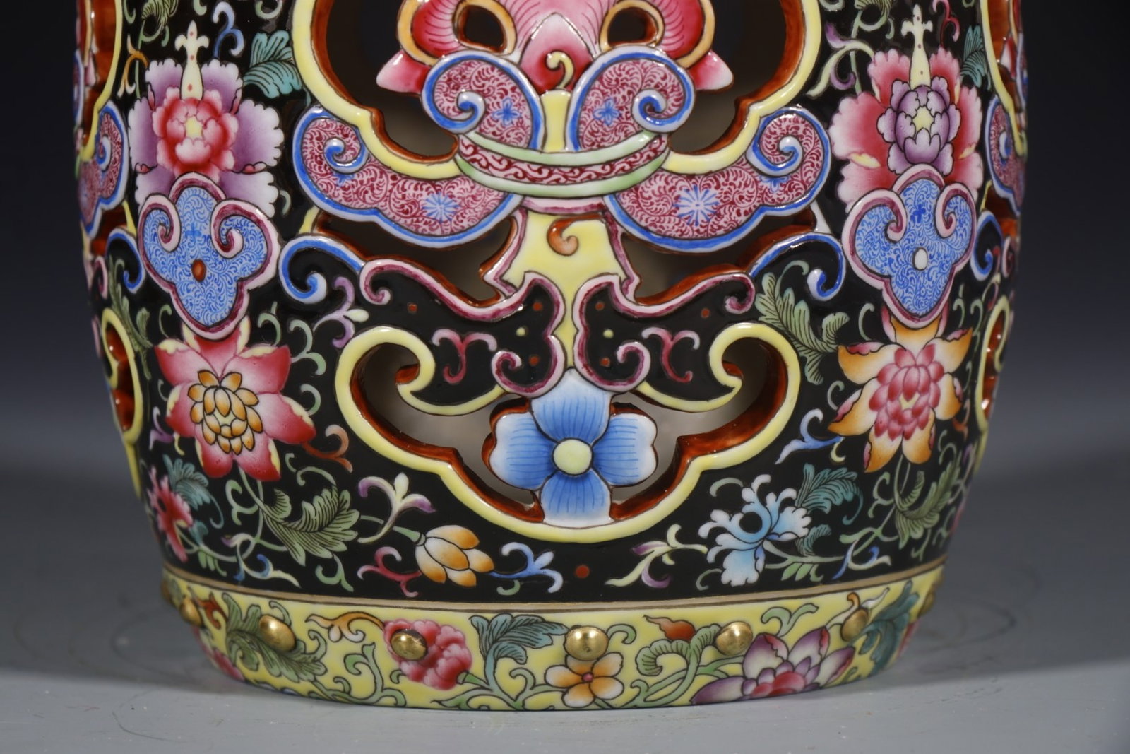 An Exquisite Enamel Lotus Pattern Stool - 3