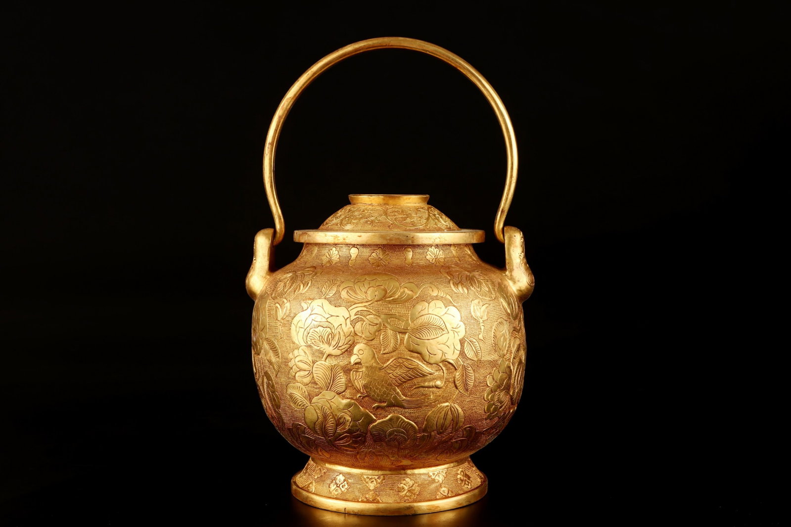 An Exquisite Gilt Bronze Flower and Bird Pattern Loop-Handled Jar: An Exquisite Gilt Bronze Flower and Bird Pattern Loop-Handled Jar,Tang Dynasty,China,Size:9.4inx5.9in,Weight:581g 铜鎏金花鸟纹提梁罐,中Þ