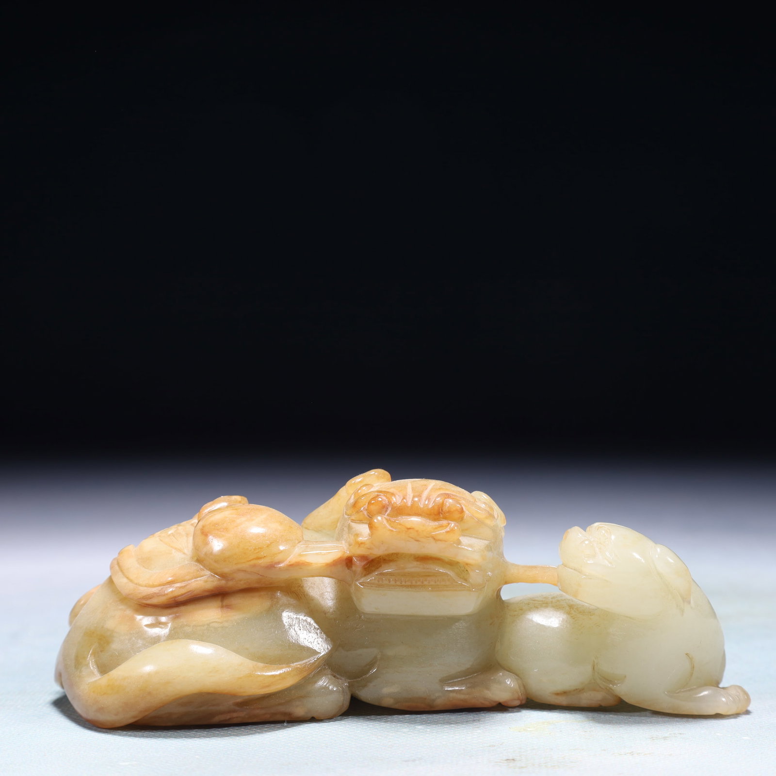 An Exquisite White Jade Lion Ornament: An Exquisite White Jade Lion Ornament,Qing Dynasty,China,Size:5.5inx2inx1.6in,Weight:423.9g 白玉狮子摆件,中国清代
