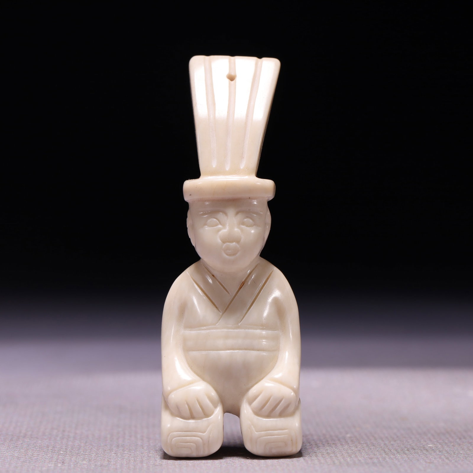 An Archaic Hongshan Culture White chicken bones Figure Ornament: An Archaic Hongshan Culture White chicken bones Figure Ornament,Ancient Time,China,Size:0.6inx1inx2.8in,Weight:34g 红山文化鸡骨白人物摆Ê
