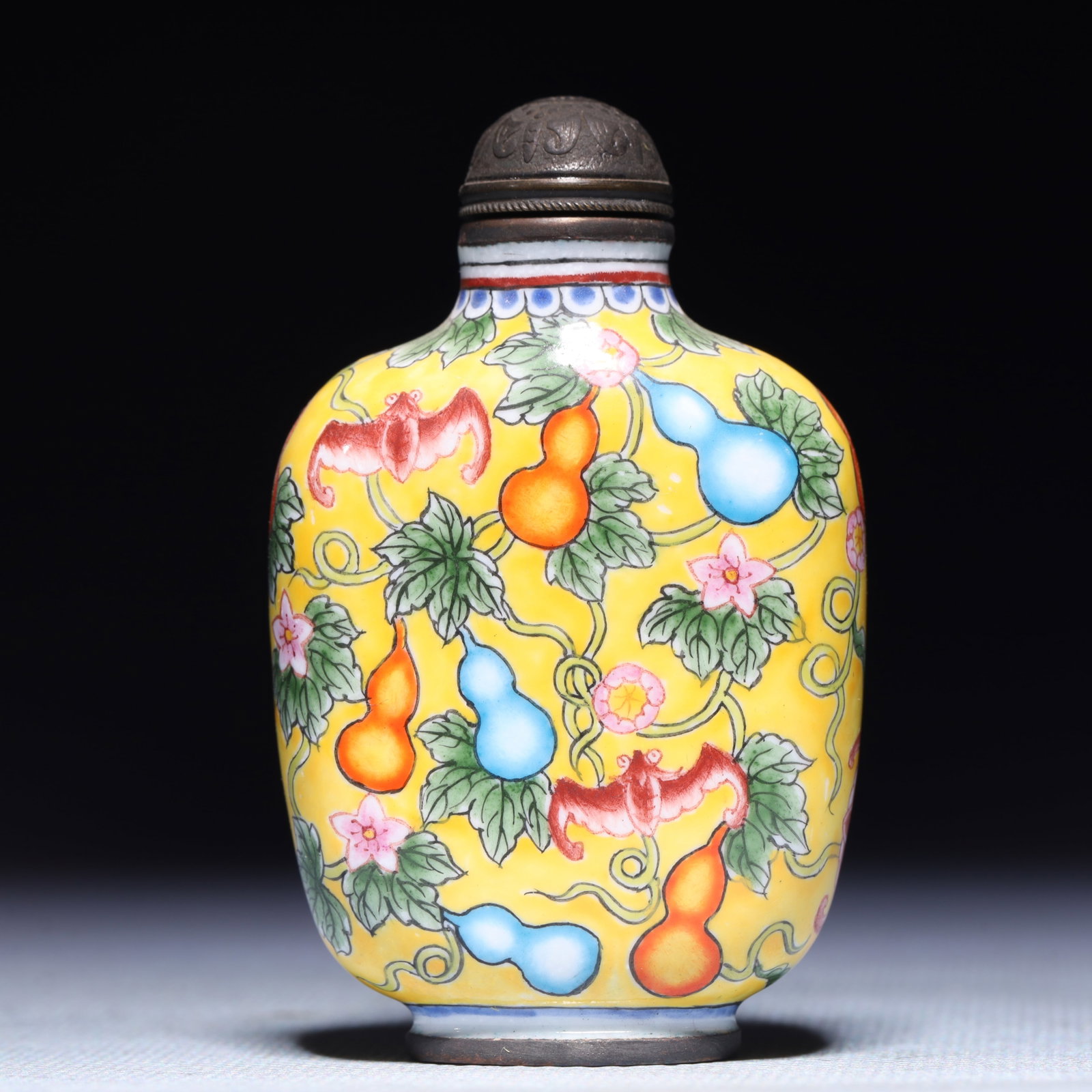 An Exquisite Painted Enamel Bats and Gourd Pattern Snuff Bottle: An Exquisite Painted Enamel Bats and Gourd Pattern Snuff Bottle,Qing Dynasty,China,Qianlong Four-character Mark,Size:1.6inx0.8inx2.8in,Weight:70.9g 画珐琅蝙蝠葫!