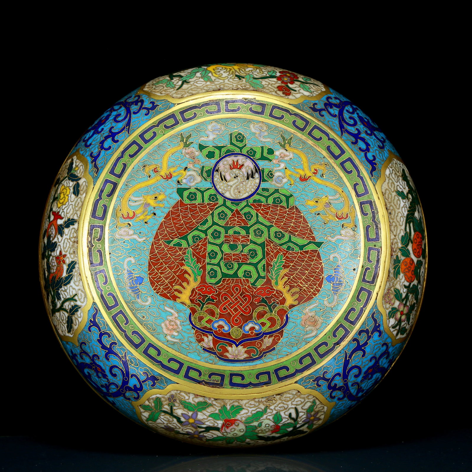 An exquisite cloisonne 'auspicious clouds and dragon' pattern box: An exquisite cloisonne 'auspicious cloud and dragon' pattern box, the application of filigree technology makes the decoration of this collection more detailed and three-dimensional. This collectible