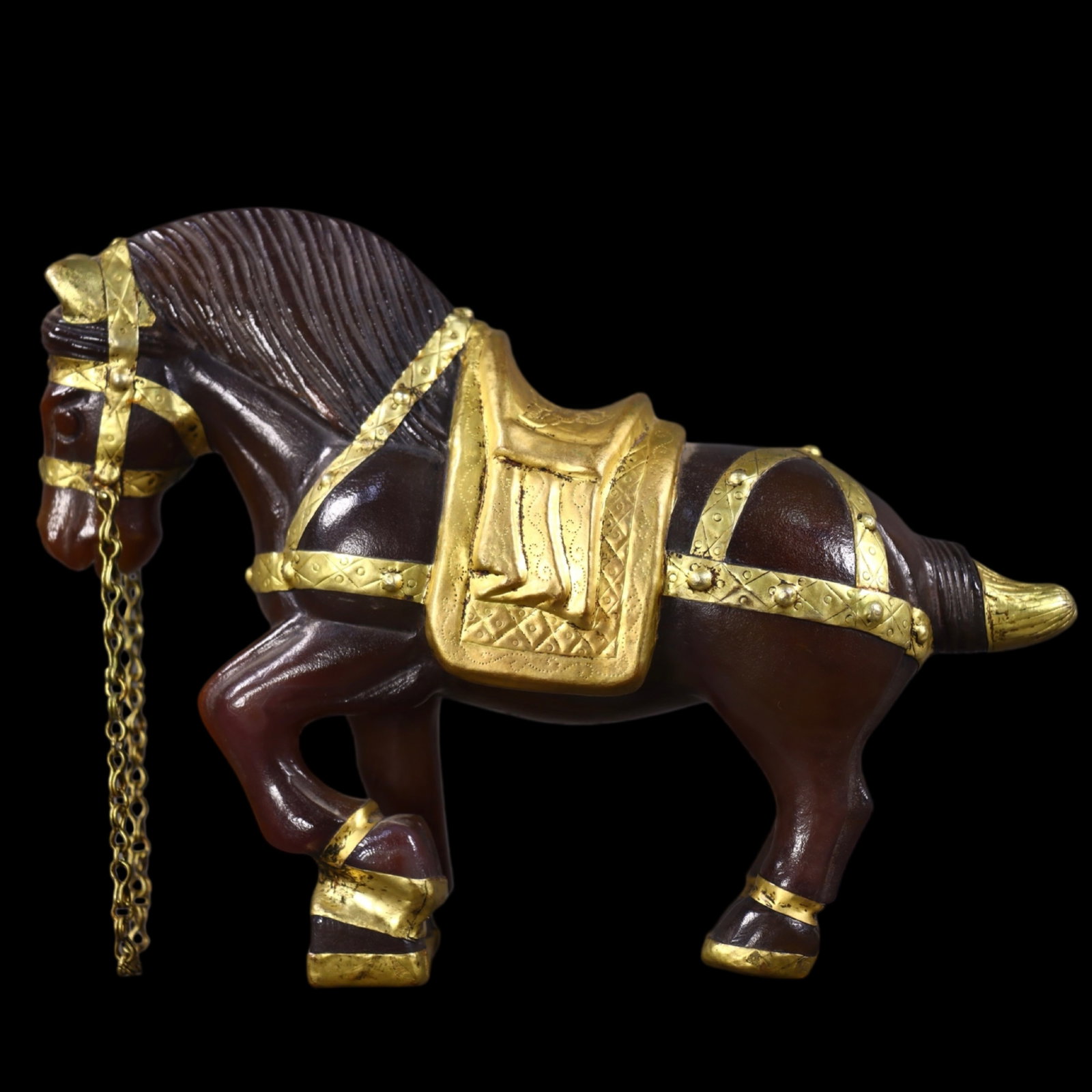 An Exquisite Agate Cover with Gold Horse Ornament: An Exquisite Agate Cover with Gold Horse Ornament,Qing Dynasty,China,Size:5.7inx7.1inx2.2in,Weight:966g 玛瑙包金骏马摆件,中国清代