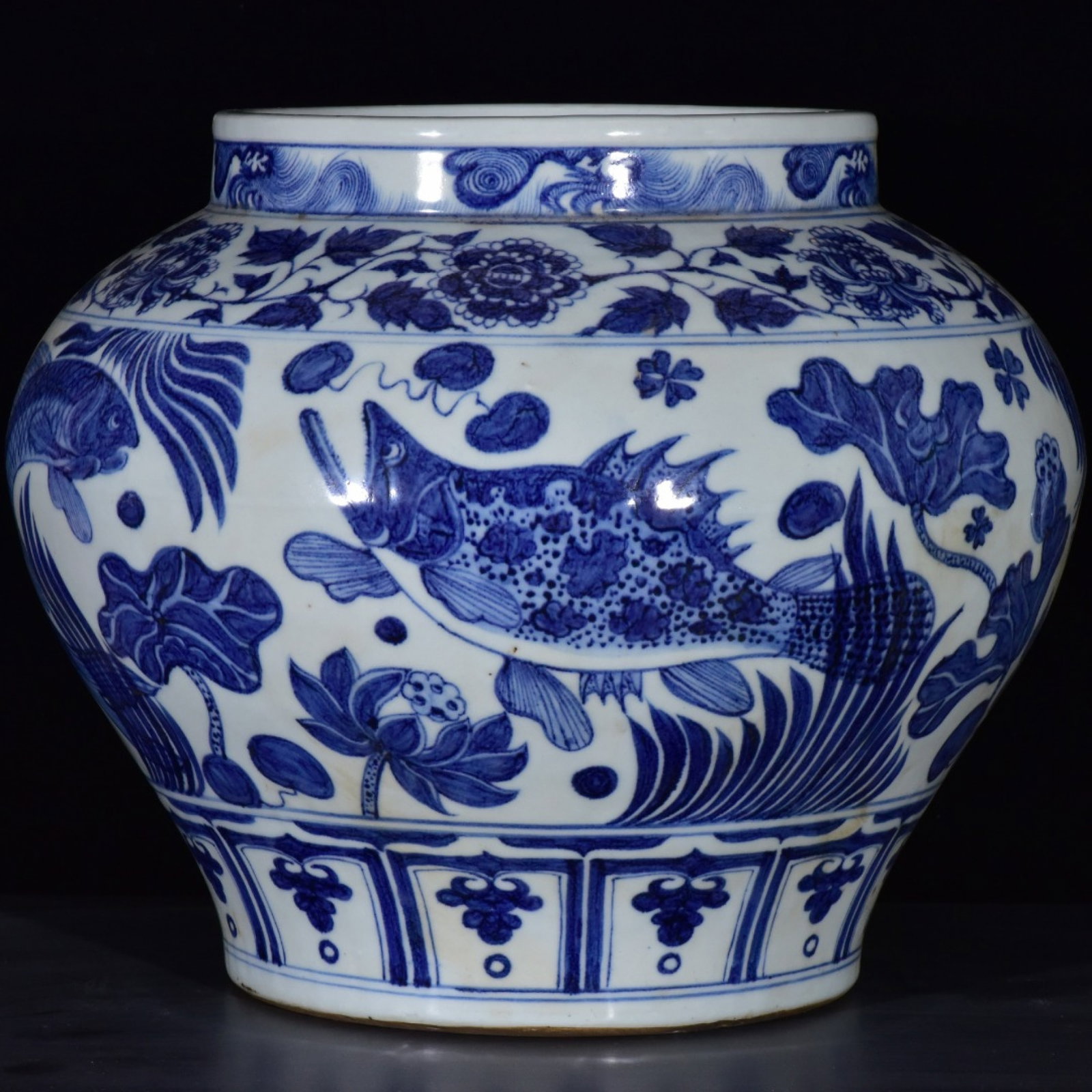 An Exquisite Blue and White Hornwort Pattern Jar: An Exquisite Blue and White Hornwort Pattern Jar,Yuan Dynasty,China,Size:11.2inx14.2in 青花鱼藻纹罐,中国元代