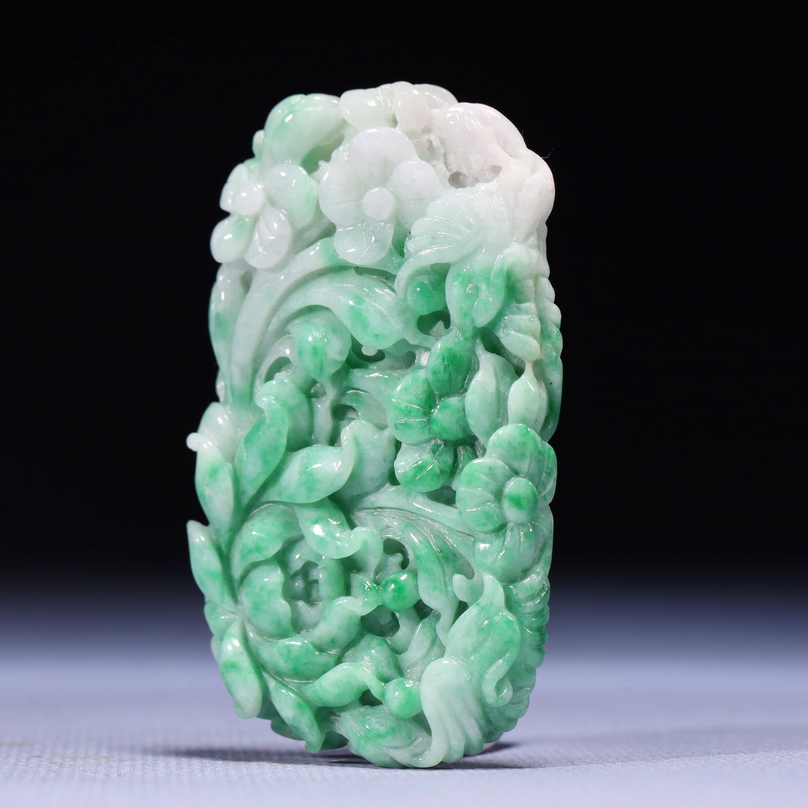 An Exquisite Jadeite Flower Pattern Pendant - 2