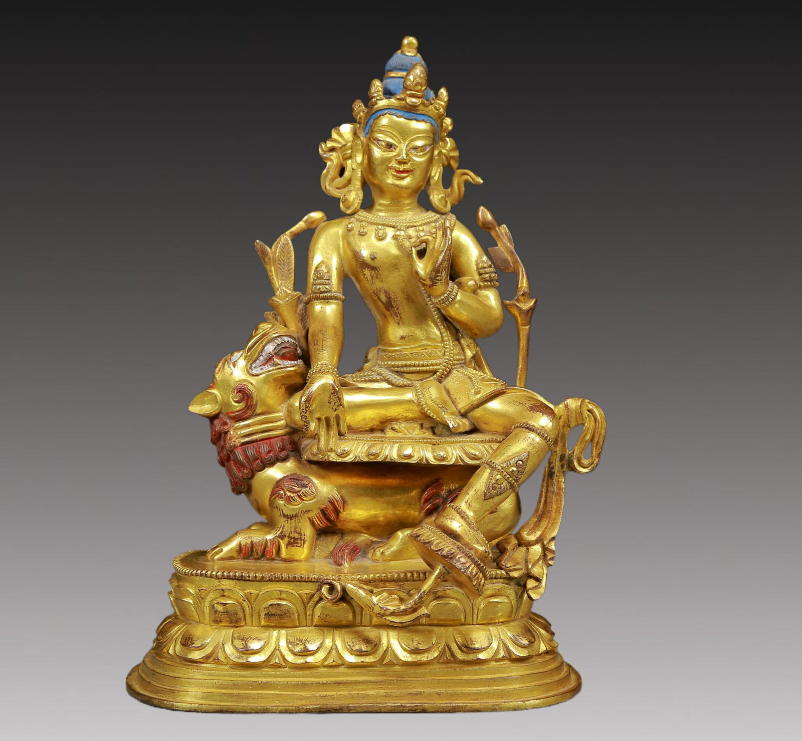 A Solemn Gilt Bronze Statue of Avalokitesvara: A Solemn Gilt Bronze Statue of Avalokitesvara,Ming Dynasty, China,Size:5.5inx3.7inx7.9in,Weight:1495g 铜鎏金观音像，明代
