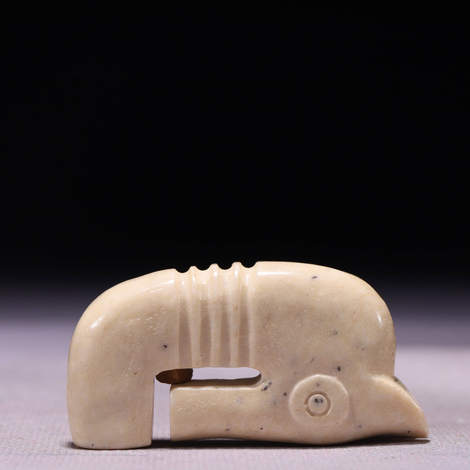 An Archaic Hongshan Culture White chicken bones Beast Ornament: An Archaic Hongshan Culture White chicken bones Beast Ornament,Ancient Time,China,Size:2.2inx0.5inx1.2in,Weight:44g 红山文化鸡骨白兽摆件,