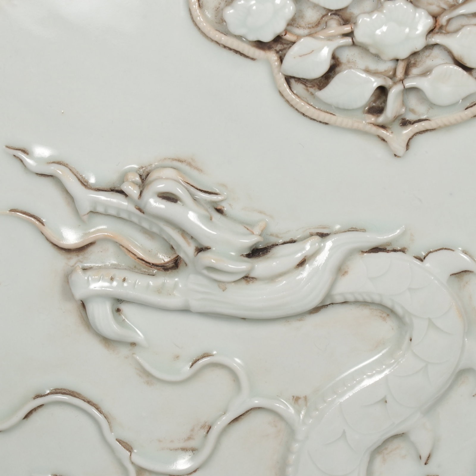 A Huge White Glazed Auspicious Cloud and Dragon Pattern Pot - 4