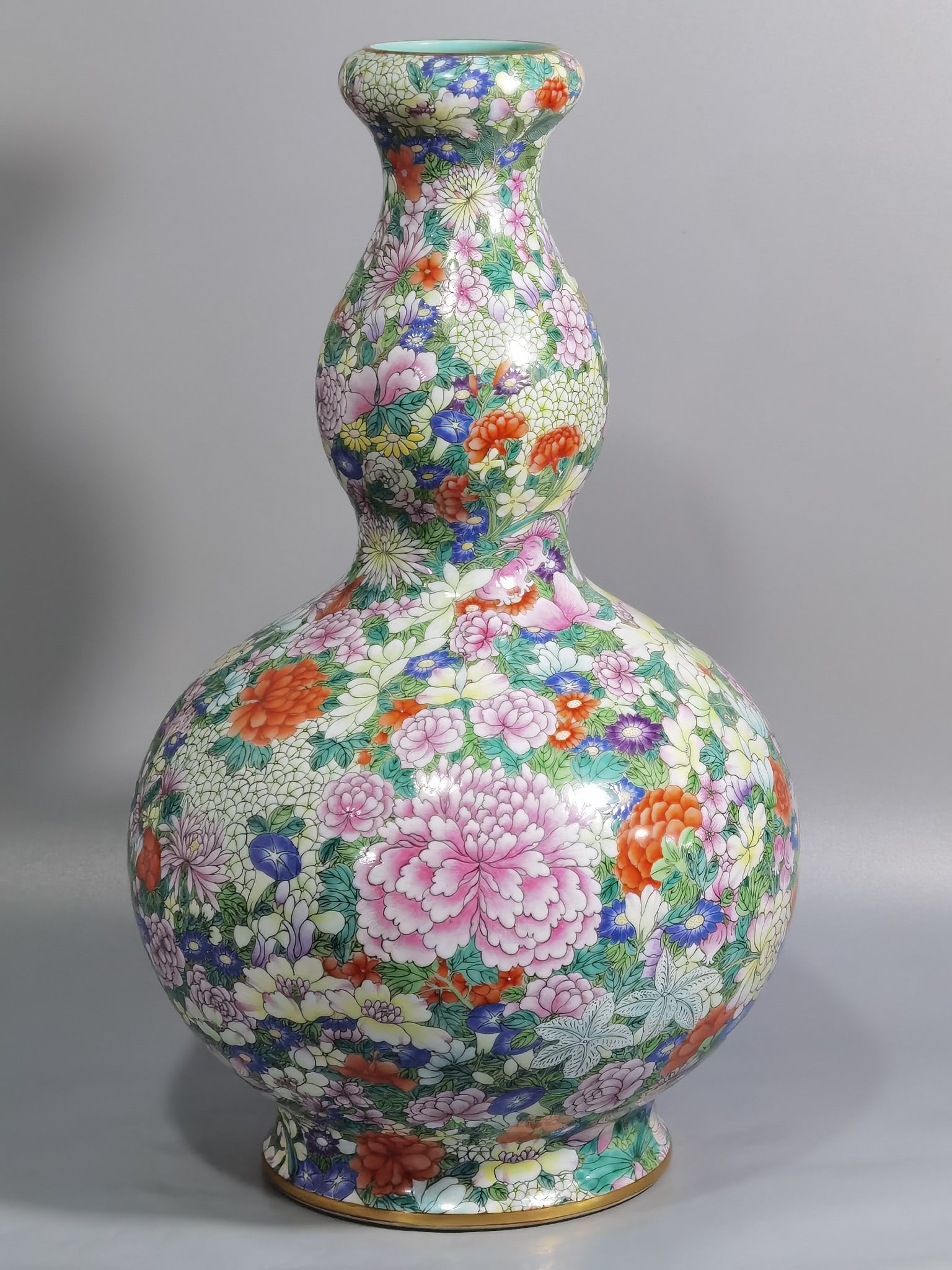 A Rare Famille-Rose Painted Gold Flower Pattern Gourd-Shaped Vase: A Rare Famille-Rose Painted Gold Flower Pattern Gourd-Shaped Vase,Qing Dynasty,China,Qianlong Six-character Mark,Size:14.9inx8.9in 粉彩描金花卉纹葫Ŏ
