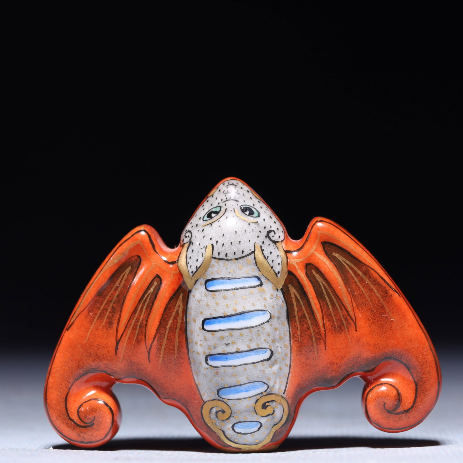An Exquisite Famille-Rose Bats Snuff Bottle: An Exquisite Famille-Rose Bats Snuff Bottle,Qing Dynasty,China,Qianlong Four-character Mark,Size:2.6inx0.5inx2.2in,Weight:45.9g 粉彩蝙蝠鼻烟壶,中国