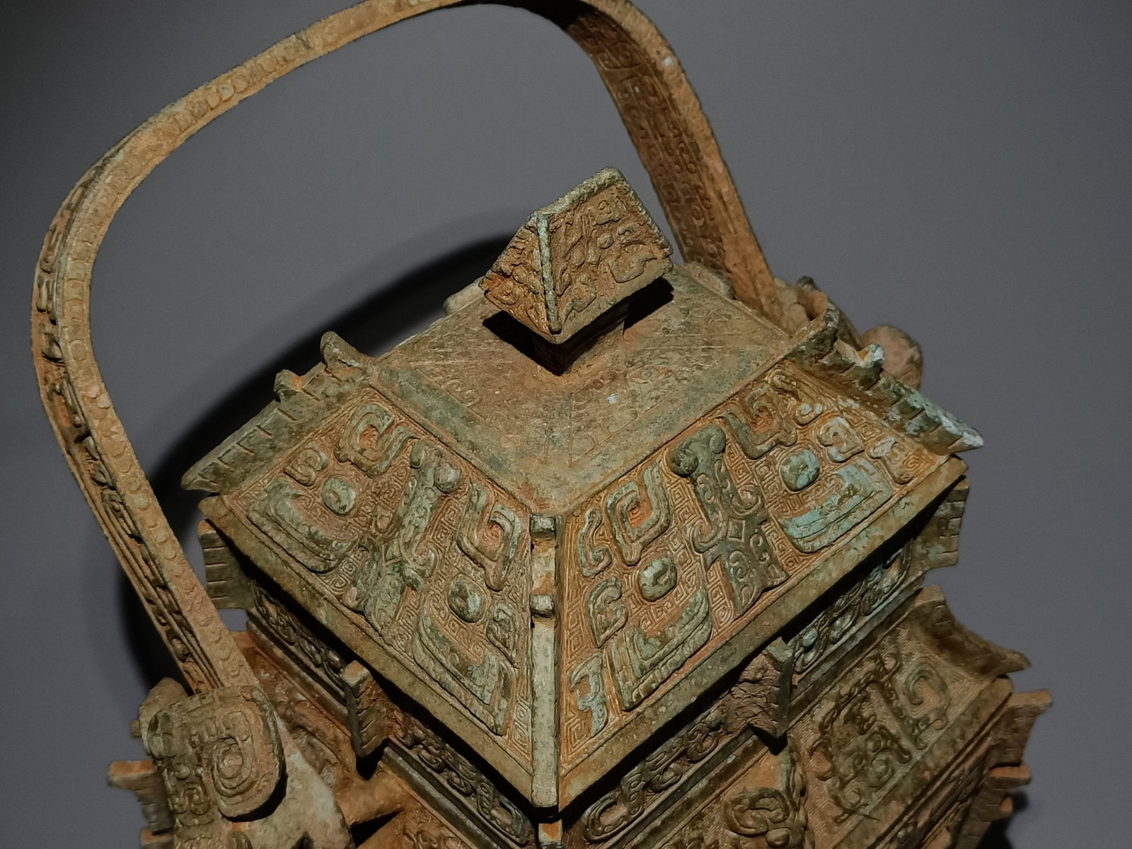 An Archaic Bronze Beast-Face Pattern Loop-Handled Jar - 7