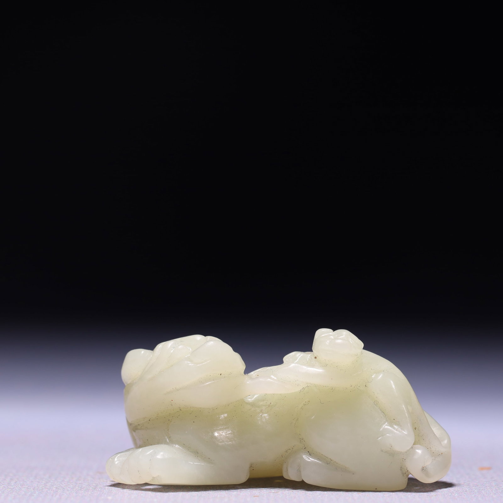 An Exquisite White Jade Beast Ornament: An Exquisite White Jade Beast Ornament,Qing Dynasty,China,Size:1.8inx0.8inx1in,Weight:42g 白玉兽摆件,中国清代