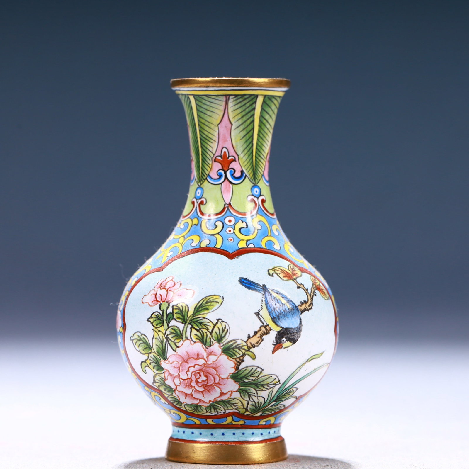 An Exquisite Painted Enamel Flower and Bird Pattern Vase: An Exquisite Painted Enamel Flower and Bird Pattern Vase,Qing Dynasty, China,Qianlong Four-character Mark,Size:1.8inx3in,Weight:70g 画珐琅花鸟纹瓶,中
