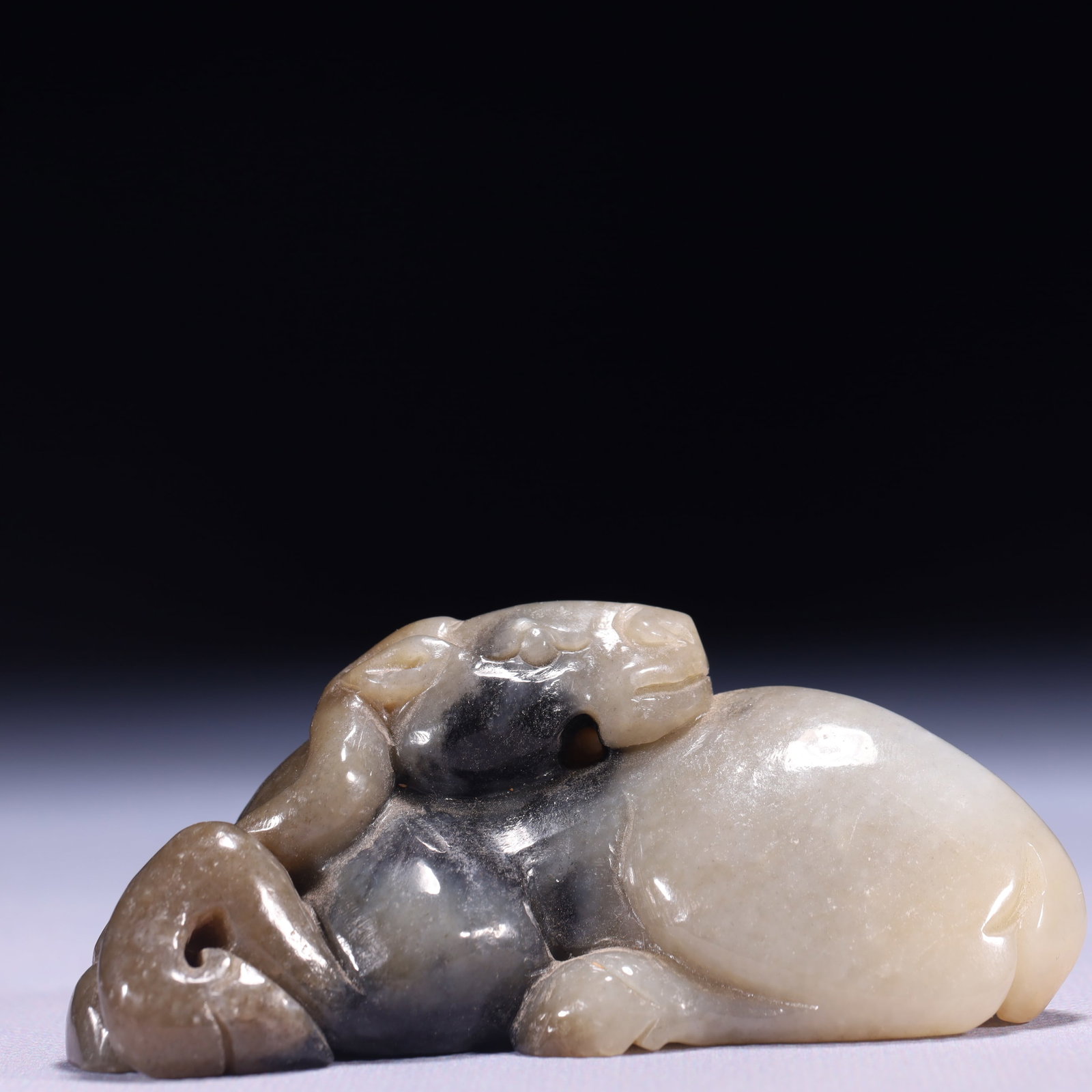 An Exquisite White Jade Sheep Ornament: An Exquisite White Jade Sheep Ornament,Qing Dynasty,China,Size:3.5inx1.8inx1.6in,Weight:194g 白玉羊摆件,中国清代