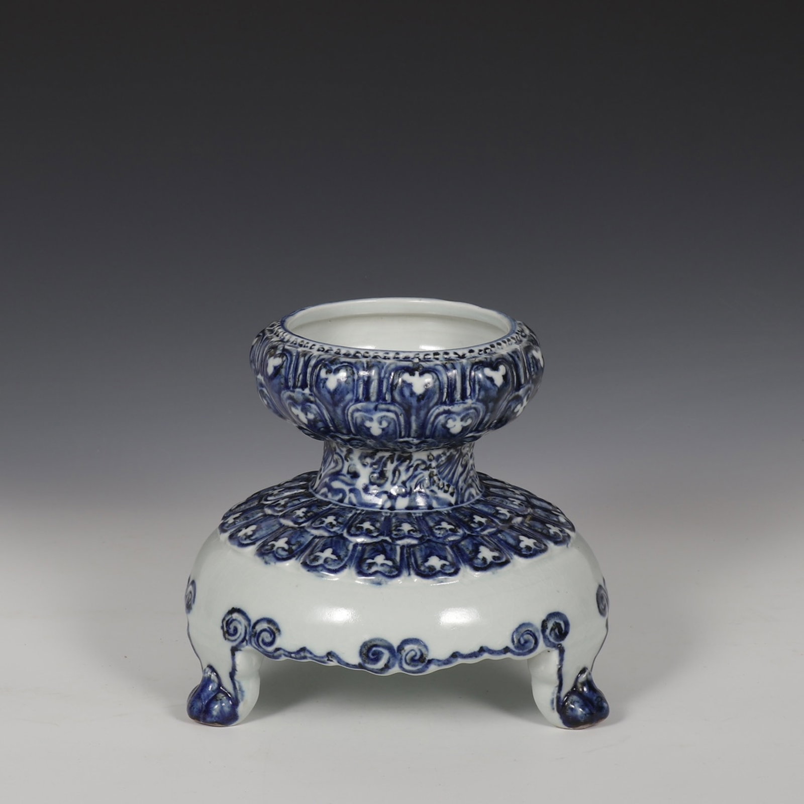 An Exquisite Blue and White Flower Pattern Tripod Ornament: An Exquisite Blue and White Flower Pattern Tripod Ornament,Ming Dynasty,China,Size:7.3inx8.3in 青花花卉纹三足摆件,中国明代