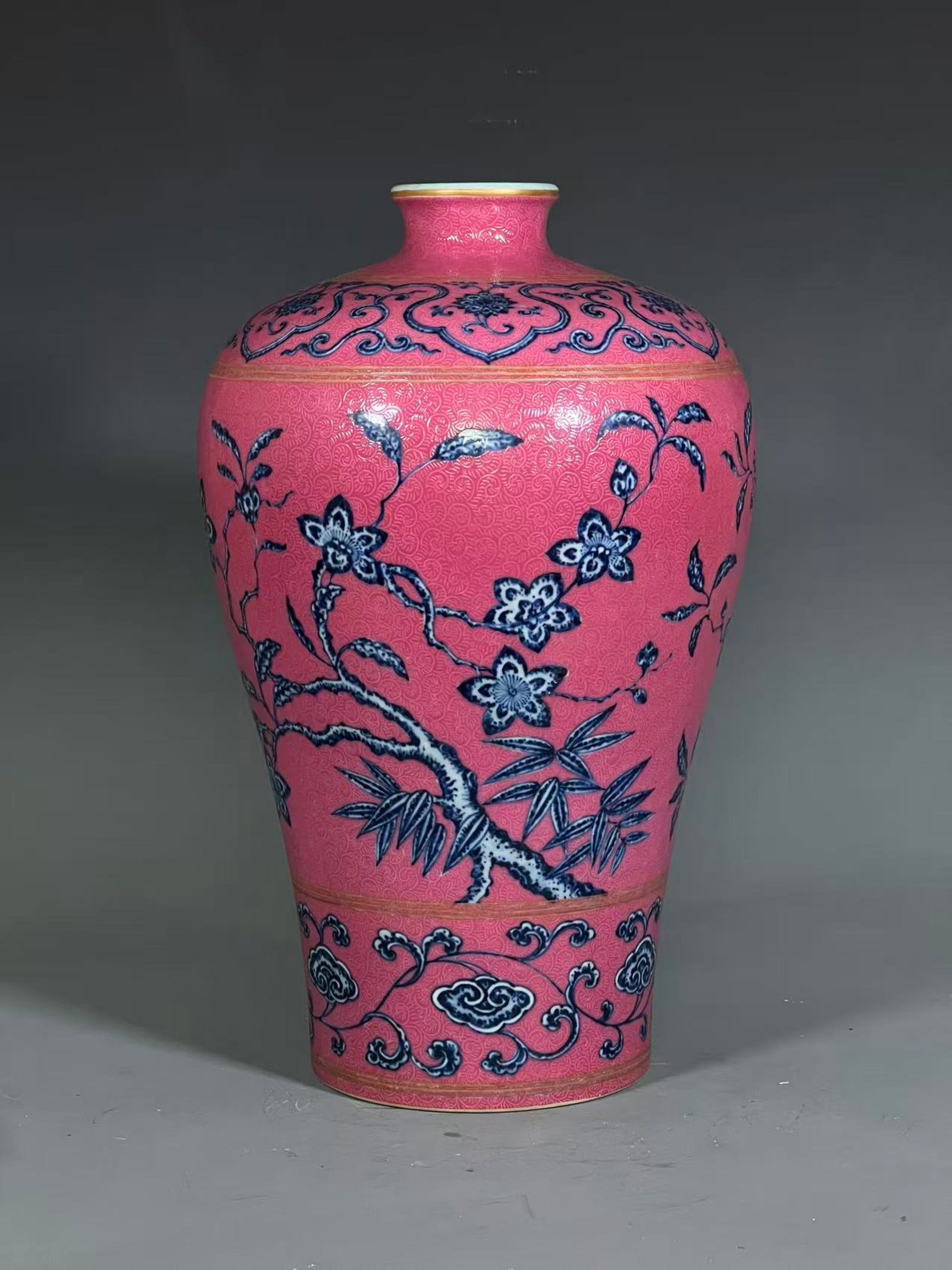 A Rare Ruby Red-Glazed Blue and White Flower Pattern Vase - 3