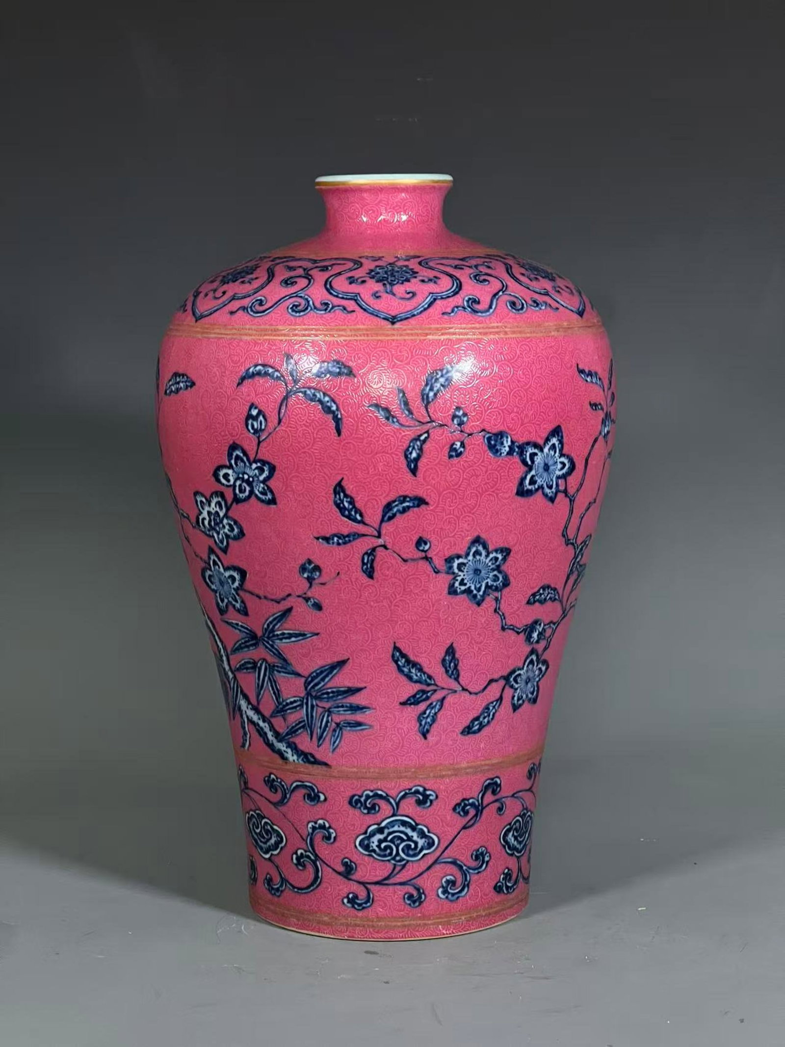 A Rare Ruby Red-Glazed Blue and White Flower Pattern Vase - 4