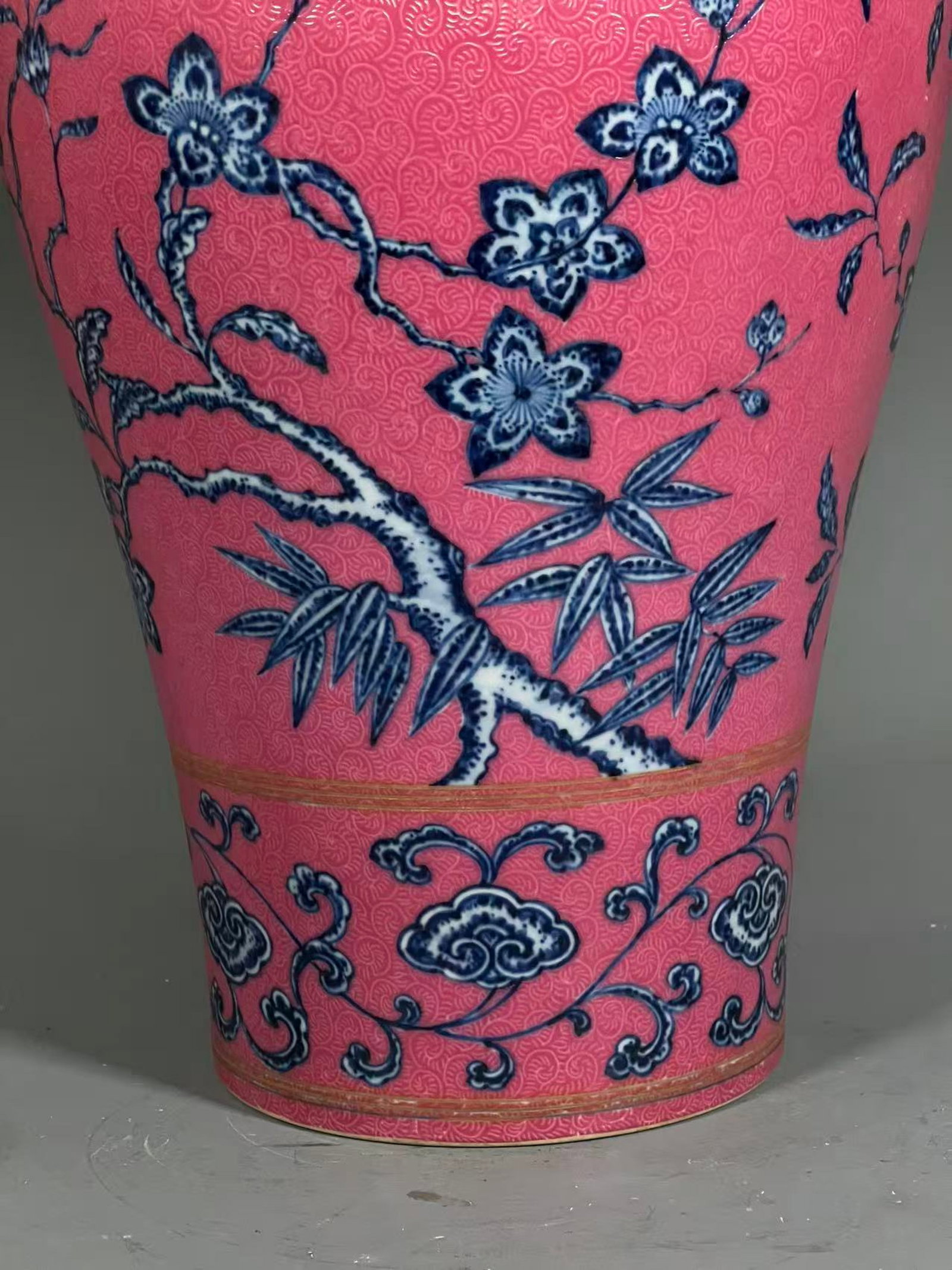 A Rare Ruby Red-Glazed Blue and White Flower Pattern Vase - 5