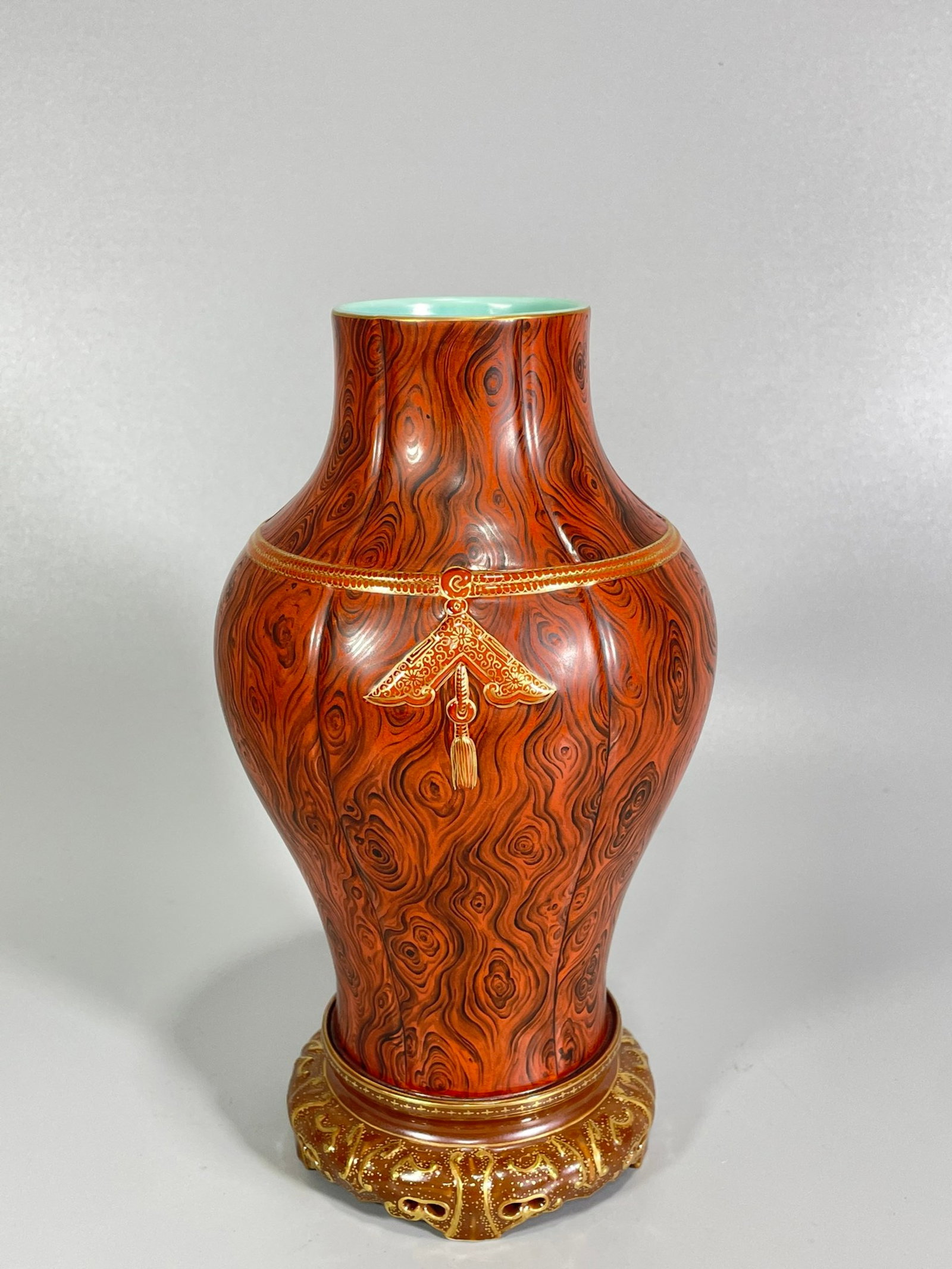 An Exquisite Imitation Wood Grain Glazed Painted Gold Vase: An Exquisite Imitation Wood Grain Glazed Painted Gold Vase,Qing Dynasty,China,Qianlong Four-character Mark,Size:8.9inx5.1in 木纹釉描金瓶,中国清