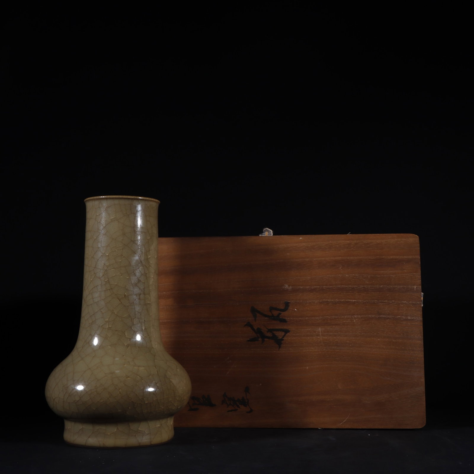 An Exquisite Guan yao Yellow Glazed Vase: An Exquisite Guan yao Yellow Glazed Vase,Song Dynasty,China,With Mark,Size:8.1inx4.7in 官窑黄釉瓶,中国宋代,带款