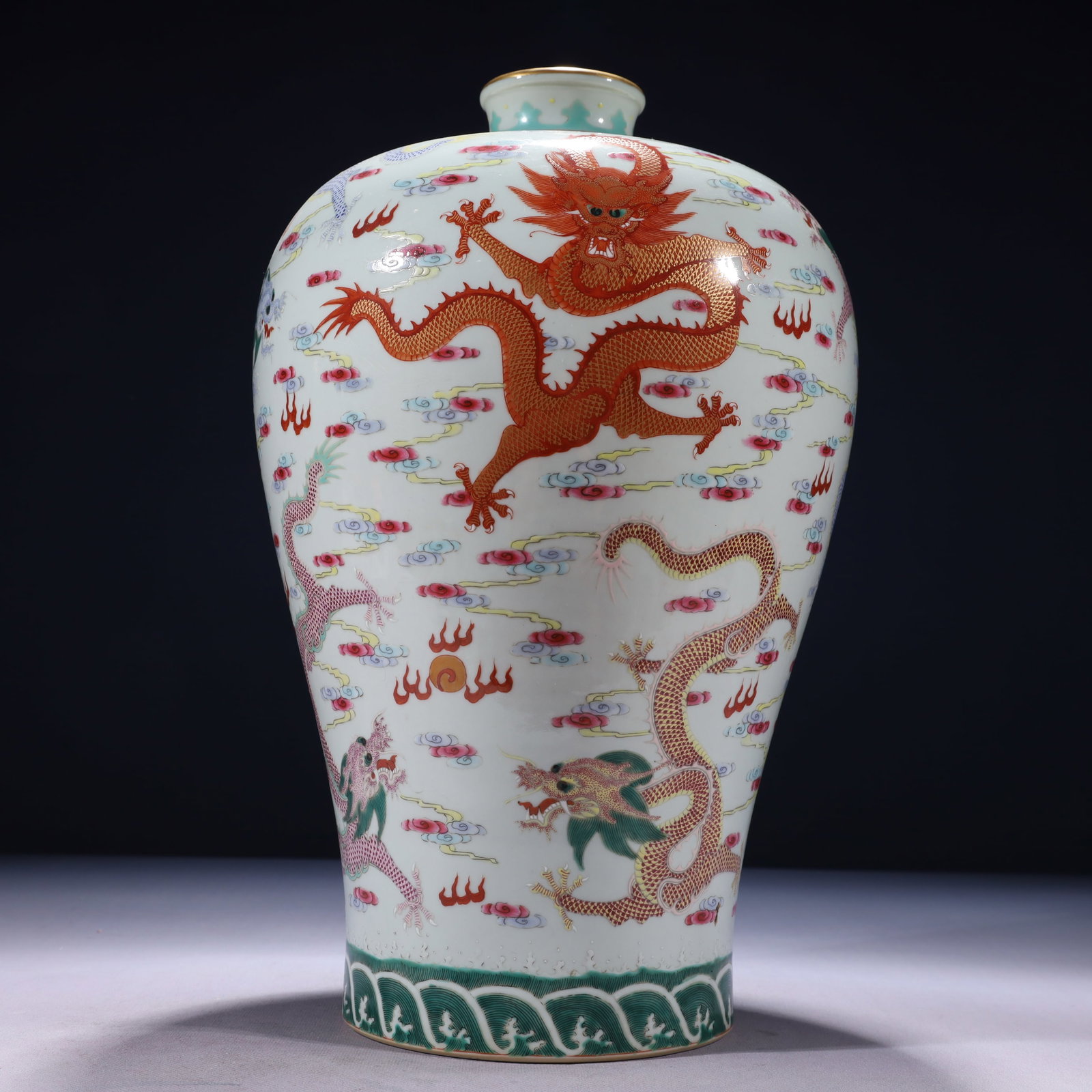 An Exquisite Famille-Rose Painted Gold Auspicious Cloud and Dragon Pattern Vase: An Exquisite Famille-Rose Painted Gold Auspicious Cloud and Dragon Pattern Vase,Qing Dynasty,China,Yongzheng Six-character Mark,Size:8.7inx15.7in,Weight:4600g 粉彩描金祥&