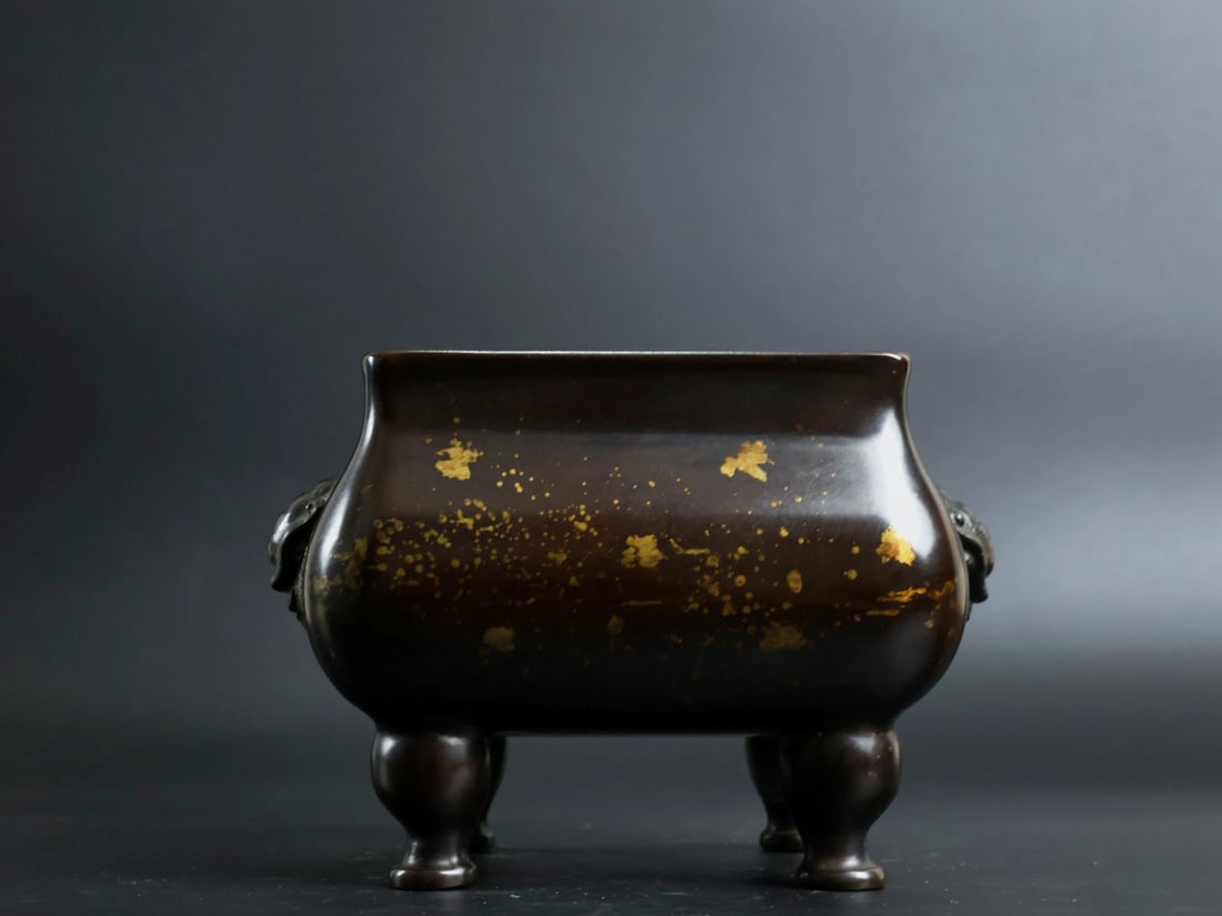 An Exquisite Gilt Bronze Lion-Ears Four-legs Censer: An Exquisite Gilt Bronze Lion-Ears Four-legs Censer,Ming Dynasty, China, Xuande Six-character Mark,Size:4.1inx4.3in,Weight:2460g 铜鎏金狮耳四足香炉