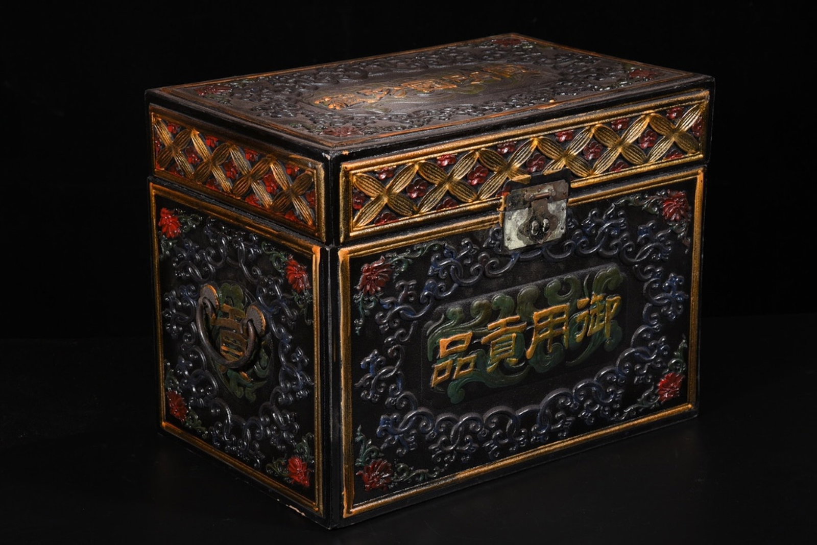 An Exquisite Carved Lacquer Lotus Pattern Box - 2