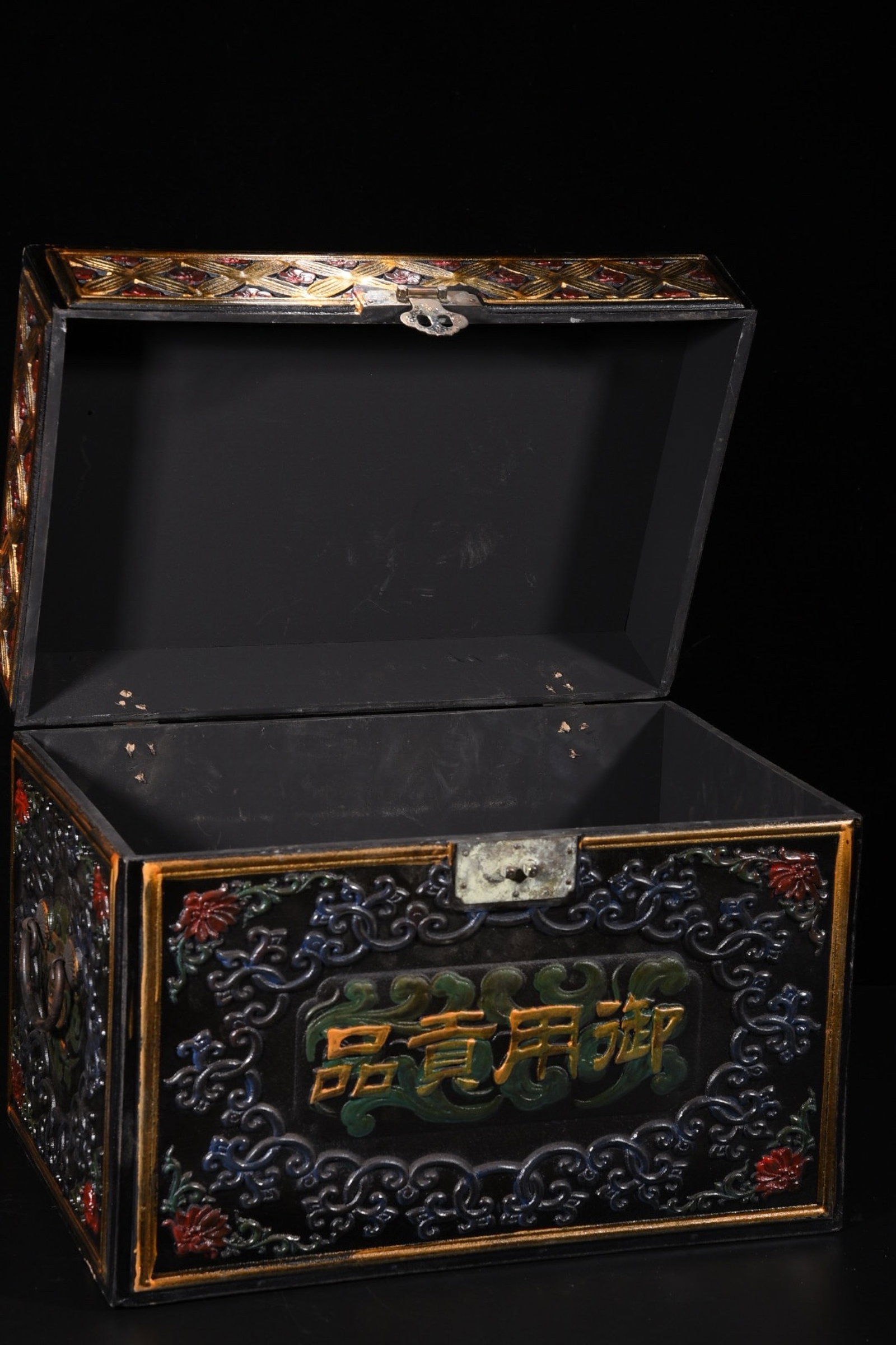 An Exquisite Carved Lacquer Lotus Pattern Box - 8
