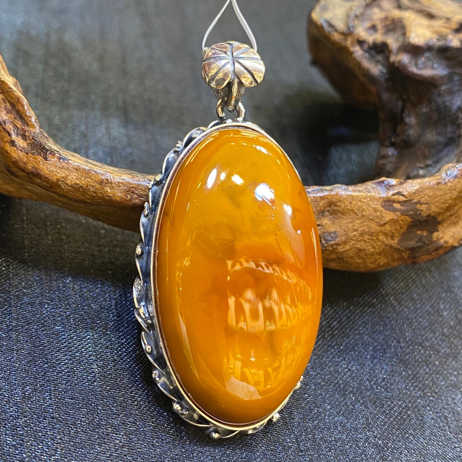 An Exquisite Beeswax Inlaid Silver Necklace: An Exquisite Beeswax Inlaid Silver Necklace,Size:1in,Weight:13.4g 蜜蜡镶银项链