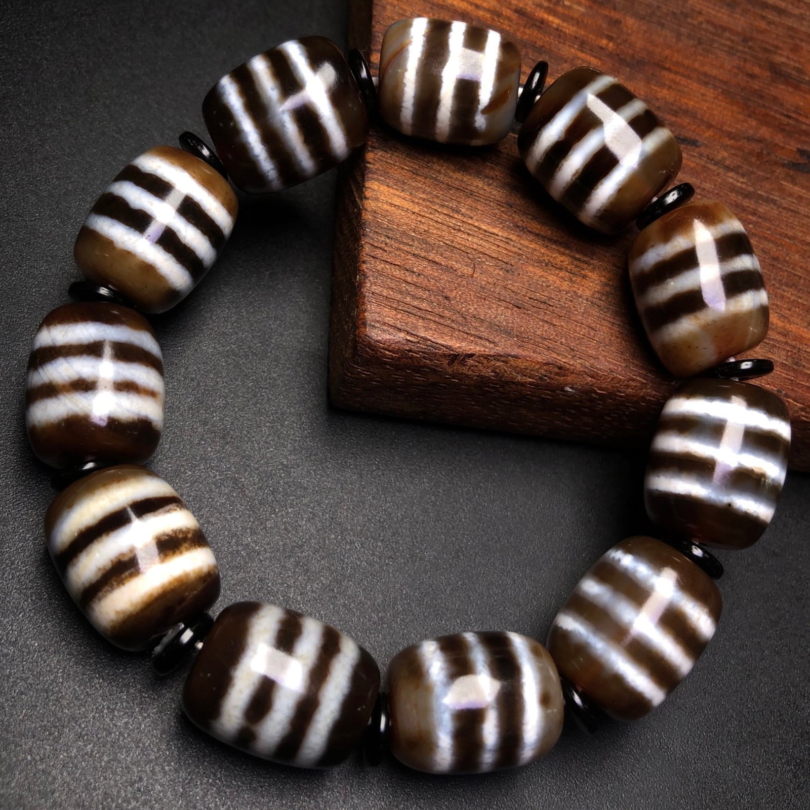 An Exquisite Dzi Bead Bracelet (1 of 9)