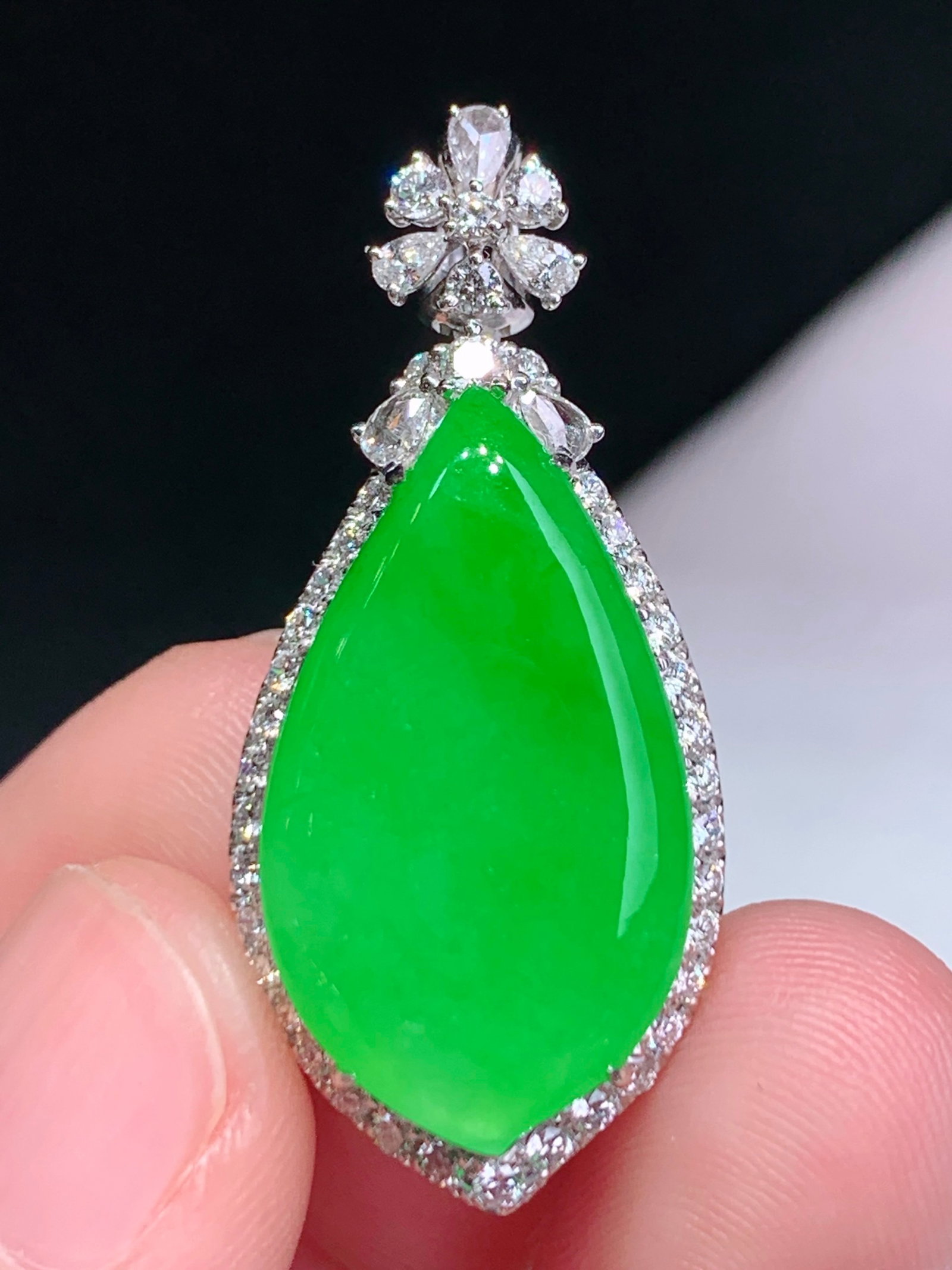 An Exquisite 18k Gold Diamond Inlaid Jadeite Pendant: An Exquisite 18k Gold Diamond Inlaid Jadeite Pendant,Size(Loose Stone):0.9inx0.5inx0.1in 18k金钻镶嵌翡翠吊坠